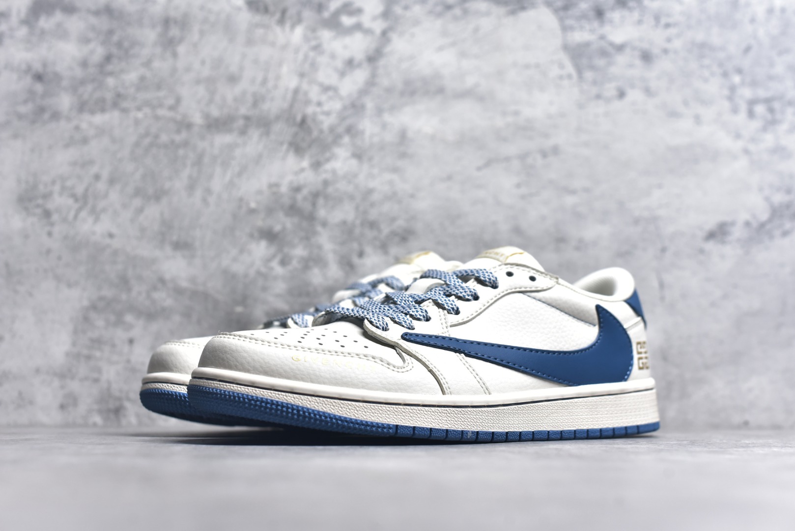 图片[2]-#Travis Scott x Fragment Design x Air Jordan 1 Low OG SP AJ1 乔1 纪梵希联名-蓝采和 低帮文化休闲板鞋 CF3688-025 #多方联名合作融合了Travis Scott 独特的音乐风格，藤原浩个性的设计风格以及Jordan品牌的经典元素 使其成为一双具有独特身份和价值的鞋子 清新而立体的外观加上联名标识更突出了其独特身份 这种配色方案显示出活力和时尚感 在视觉上引人注目 鞋身的质感和细腻的细节处理使其显得高端而格调十足 这款“倒钩”联名是设计与创意完美结合 融合多方的个性风格是一款备受瞩目的潮流鞋款 尺码：36 36.5 37.5 38 38.5 39 40 40.5 41 42 42.5 43 44 44.5 45 9.E5-选品中心