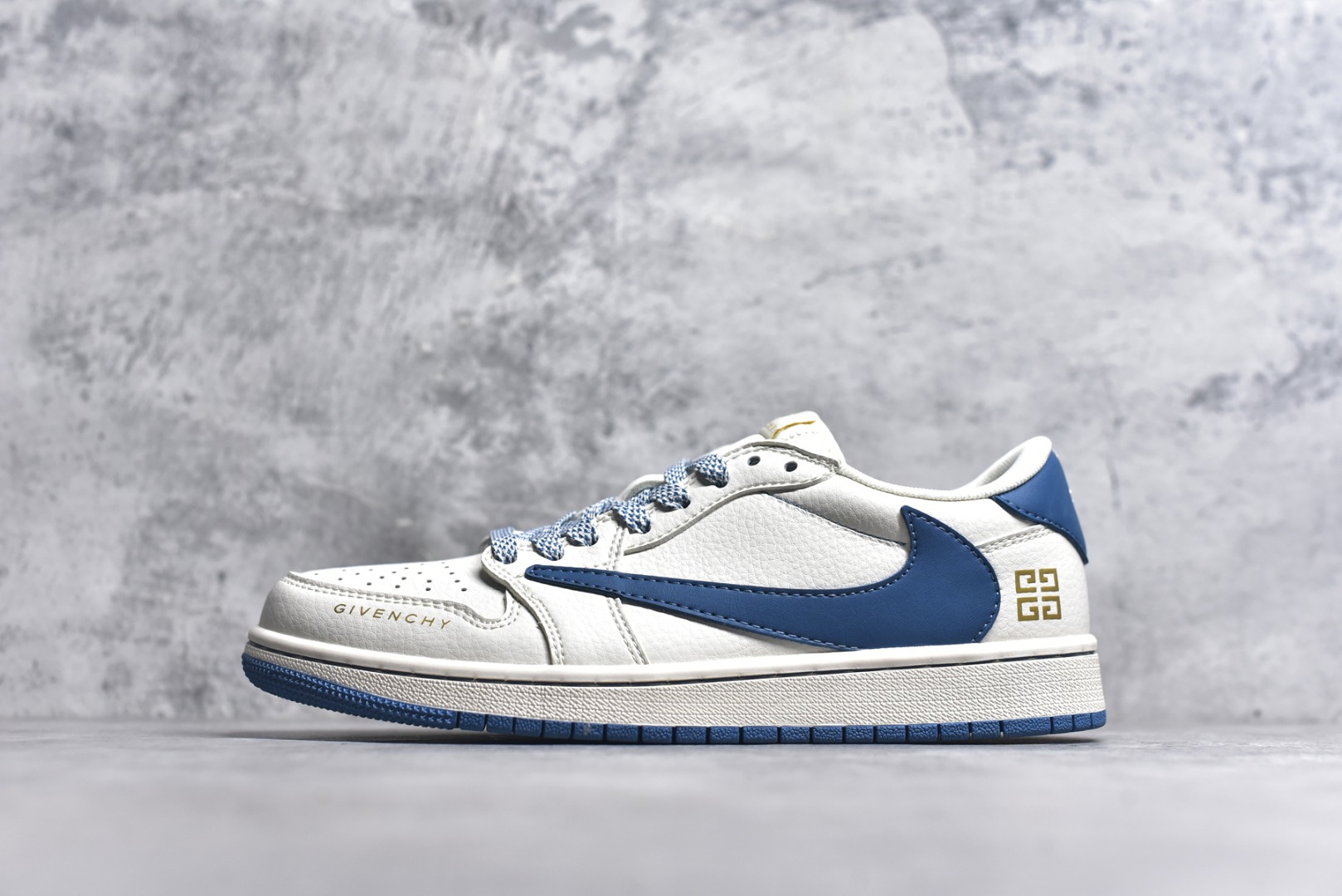 #Travis Scott x Fragment Design x Air Jordan 1 Low OG SP AJ1 乔1 纪梵希联名-蓝采和 低帮文化休闲板鞋 CF3688-025 #多方联名合作融合了Travis Scott 独特的音乐风格，藤原浩个性的设计风格以及Jordan品牌的经典元素 使其成为一双具有独特身份和价值的鞋子 清新而立体的外观加上联名标识更突出了其独特身份 这种配色方案显示出活力和时尚感 在视觉上引人注目 鞋身的质感和细腻的细节处理使其显得高端而格调十足 这款“倒钩”联名是设计与创意完美结合 融合多方的个性风格是一款备受瞩目的潮流鞋款 尺码：36 36.5 37.5 38 38.5 39 40 40.5 41 42 42.5 43 44 44.5 45 9.E5-选品中心