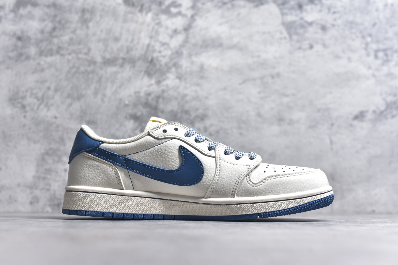 图片[3]-#Travis Scott x Fragment Design x Air Jordan 1 Low OG SP AJ1 乔1 纪梵希联名-蓝采和 低帮文化休闲板鞋 CF3688-025 #多方联名合作融合了Travis Scott 独特的音乐风格，藤原浩个性的设计风格以及Jordan品牌的经典元素 使其成为一双具有独特身份和价值的鞋子 清新而立体的外观加上联名标识更突出了其独特身份 这种配色方案显示出活力和时尚感 在视觉上引人注目 鞋身的质感和细腻的细节处理使其显得高端而格调十足 这款“倒钩”联名是设计与创意完美结合 融合多方的个性风格是一款备受瞩目的潮流鞋款 尺码：36 36.5 37.5 38 38.5 39 40 40.5 41 42 42.5 43 44 44.5 45 9.E5-选品中心