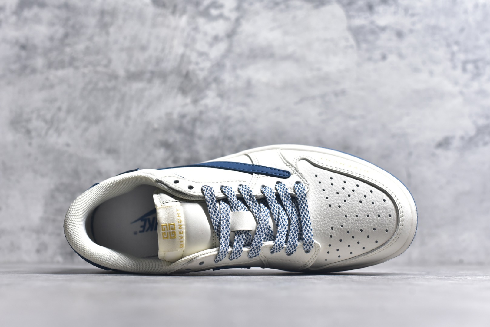图片[4]-#Travis Scott x Fragment Design x Air Jordan 1 Low OG SP AJ1 乔1 纪梵希联名-蓝采和 低帮文化休闲板鞋 CF3688-025 #多方联名合作融合了Travis Scott 独特的音乐风格，藤原浩个性的设计风格以及Jordan品牌的经典元素 使其成为一双具有独特身份和价值的鞋子 清新而立体的外观加上联名标识更突出了其独特身份 这种配色方案显示出活力和时尚感 在视觉上引人注目 鞋身的质感和细腻的细节处理使其显得高端而格调十足 这款“倒钩”联名是设计与创意完美结合 融合多方的个性风格是一款备受瞩目的潮流鞋款 尺码：36 36.5 37.5 38 38.5 39 40 40.5 41 42 42.5 43 44 44.5 45 9.E5-选品中心