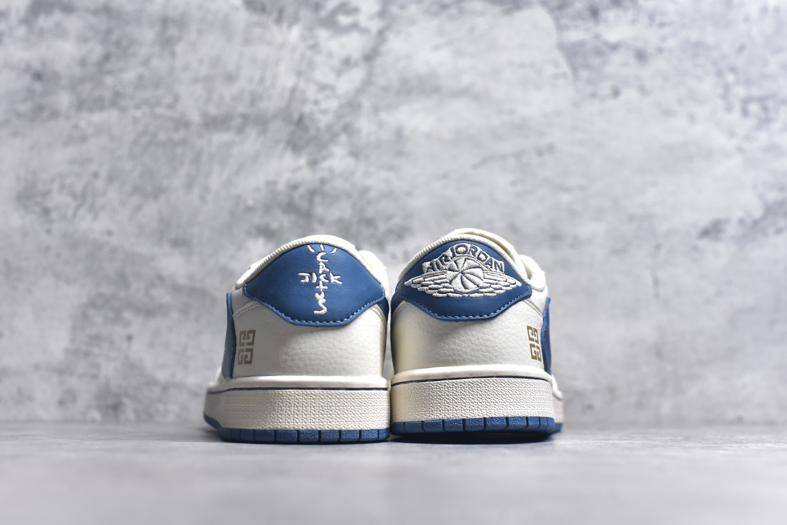 图片[5]-#Travis Scott x Fragment Design x Air Jordan 1 Low OG SP AJ1 乔1 纪梵希联名-蓝采和 低帮文化休闲板鞋 CF3688-025 #多方联名合作融合了Travis Scott 独特的音乐风格，藤原浩个性的设计风格以及Jordan品牌的经典元素 使其成为一双具有独特身份和价值的鞋子 清新而立体的外观加上联名标识更突出了其独特身份 这种配色方案显示出活力和时尚感 在视觉上引人注目 鞋身的质感和细腻的细节处理使其显得高端而格调十足 这款“倒钩”联名是设计与创意完美结合 融合多方的个性风格是一款备受瞩目的潮流鞋款 尺码：36 36.5 37.5 38 38.5 39 40 40.5 41 42 42.5 43 44 44.5 45 9.E5-选品中心