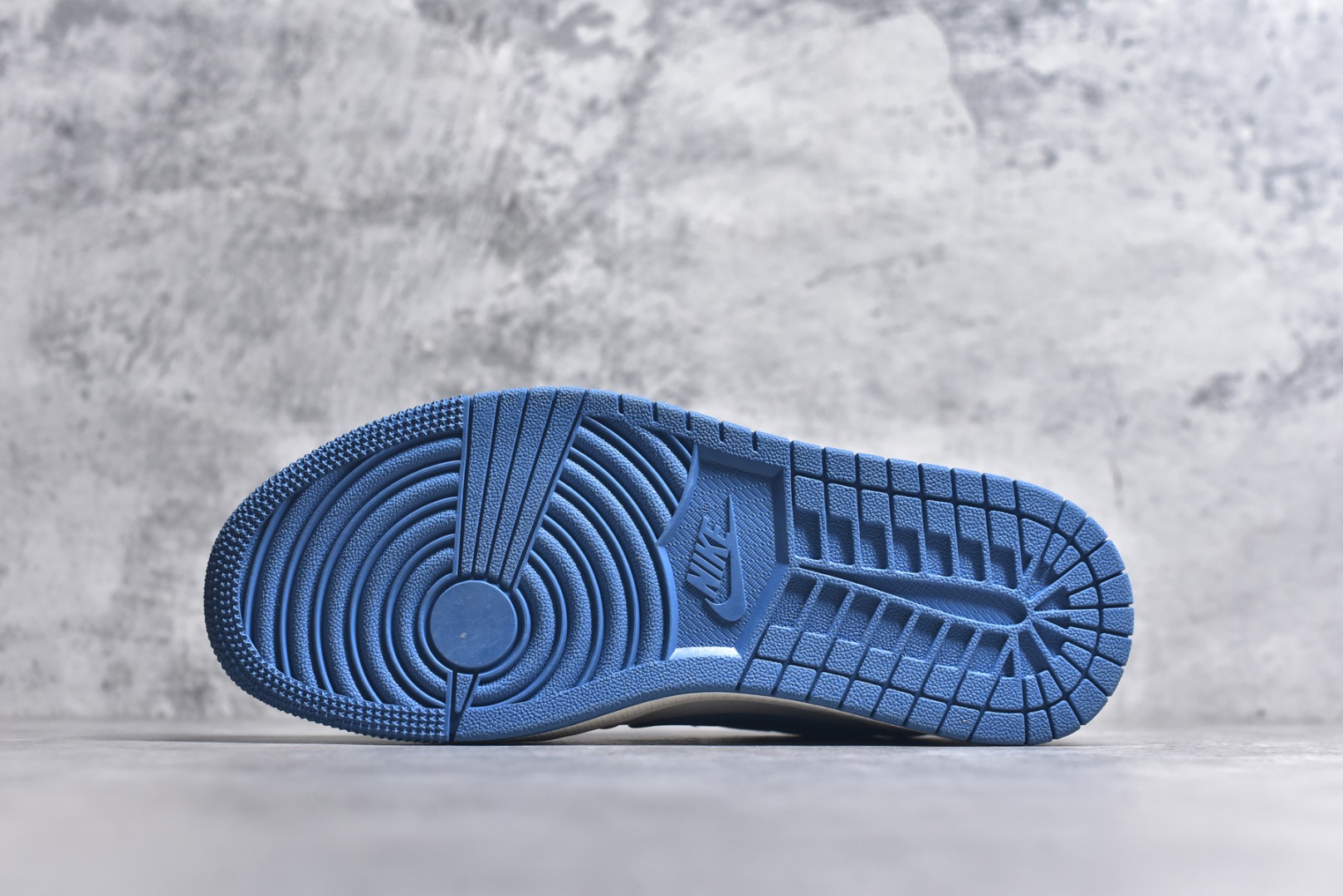 图片[6]-#Travis Scott x Fragment Design x Air Jordan 1 Low OG SP AJ1 乔1 纪梵希联名-蓝采和 低帮文化休闲板鞋 CF3688-025 #多方联名合作融合了Travis Scott 独特的音乐风格，藤原浩个性的设计风格以及Jordan品牌的经典元素 使其成为一双具有独特身份和价值的鞋子 清新而立体的外观加上联名标识更突出了其独特身份 这种配色方案显示出活力和时尚感 在视觉上引人注目 鞋身的质感和细腻的细节处理使其显得高端而格调十足 这款“倒钩”联名是设计与创意完美结合 融合多方的个性风格是一款备受瞩目的潮流鞋款 尺码：36 36.5 37.5 38 38.5 39 40 40.5 41 42 42.5 43 44 44.5 45 9.E5-选品中心