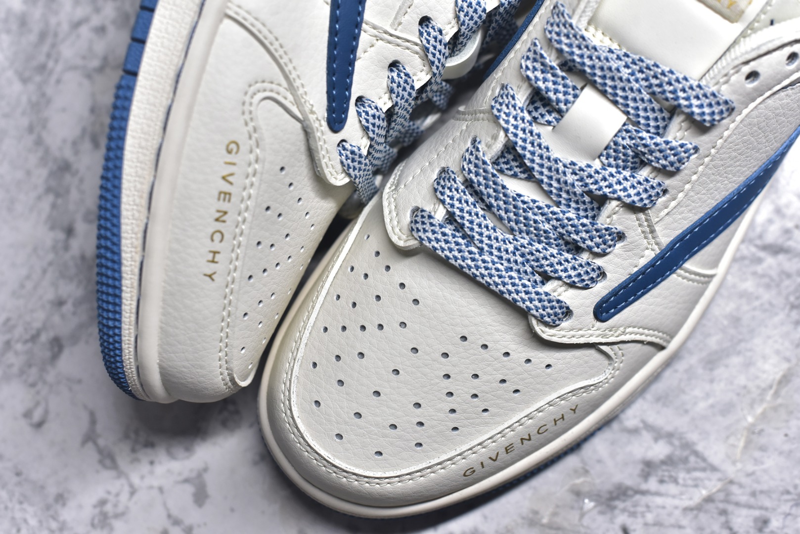 图片[8]-#Travis Scott x Fragment Design x Air Jordan 1 Low OG SP AJ1 乔1 纪梵希联名-蓝采和 低帮文化休闲板鞋 CF3688-025 #多方联名合作融合了Travis Scott 独特的音乐风格，藤原浩个性的设计风格以及Jordan品牌的经典元素 使其成为一双具有独特身份和价值的鞋子 清新而立体的外观加上联名标识更突出了其独特身份 这种配色方案显示出活力和时尚感 在视觉上引人注目 鞋身的质感和细腻的细节处理使其显得高端而格调十足 这款“倒钩”联名是设计与创意完美结合 融合多方的个性风格是一款备受瞩目的潮流鞋款 尺码：36 36.5 37.5 38 38.5 39 40 40.5 41 42 42.5 43 44 44.5 45 9.E5-选品中心
