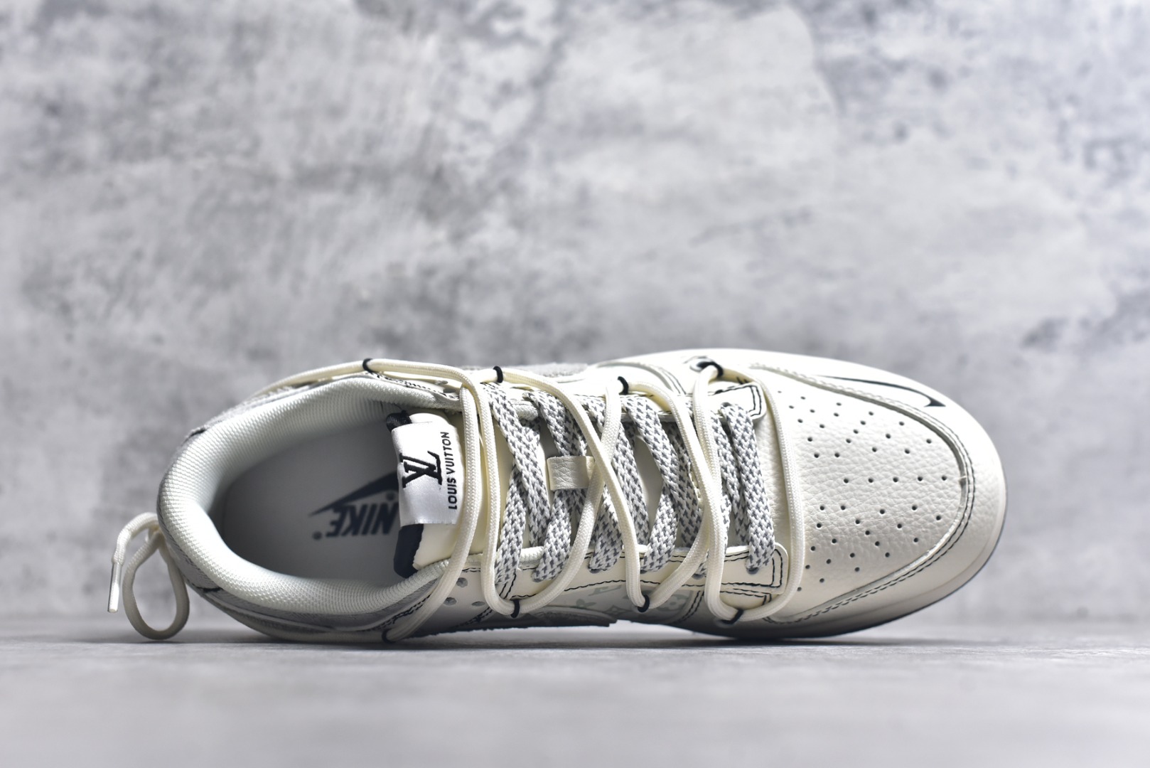 图片[4]-#Nike SB Dunk Low LV联名 灰布勾抽绳 周年高端定制 低帮休闲板鞋 YX5066-379 #定制鞋盒 大厂纯原品质出货 超高清洁度 皮料切割干净无任何毛边 细节完美 尺码：36 36.5 37.5 38 38.5 39 40 40.5 41 42 42.5 43 44 44.5 45 9.E5-选品中心