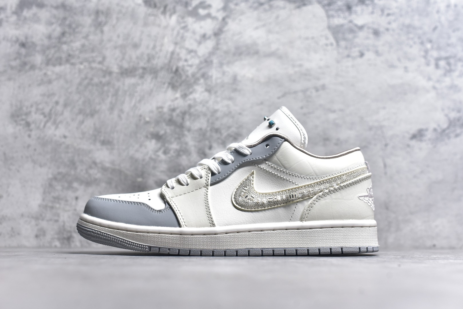 #市面唯一纯原 独家开发 Air Jordan AJ1 Low 低帮 终端优势供应 市面中低帮最具代表性版本没有之一 口碑大厂出品 品控大底版型不断改良更新 全套原纸板楦头开发 确保原汁原味 完美呈现版型 完美零毛边处理 原厂内置全掌气垫 价格定位良心 平台专用代工流水线出品 一眼公司既视感 拿到手的一瞬间就与众不同 碾压市面所有版本 全部原鞋开发 每一个配色都会采购原鞋确认细节 打破市面看图做货无好货之说 尺码：35.5-46-选品中心