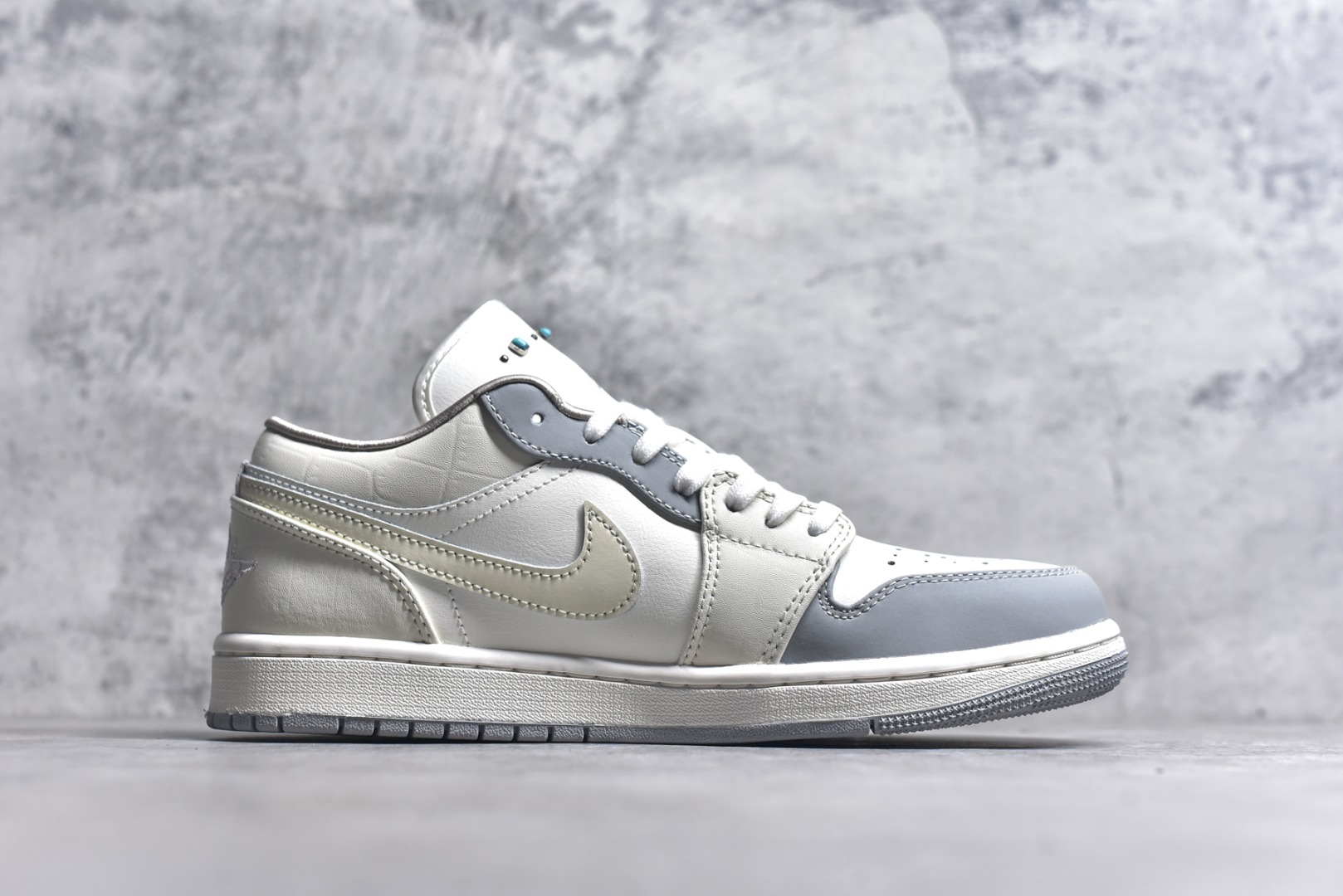 图片[3]-#市面唯一纯原 独家开发 Air Jordan AJ1 Low 低帮 终端优势供应 市面中低帮最具代表性版本没有之一 口碑大厂出品 品控大底版型不断改良更新 全套原纸板楦头开发 确保原汁原味 完美呈现版型 完美零毛边处理 原厂内置全掌气垫 价格定位良心 平台专用代工流水线出品 一眼公司既视感 拿到手的一瞬间就与众不同 碾压市面所有版本 全部原鞋开发 每一个配色都会采购原鞋确认细节 打破市面看图做货无好货之说 尺码：35.5-46-选品中心