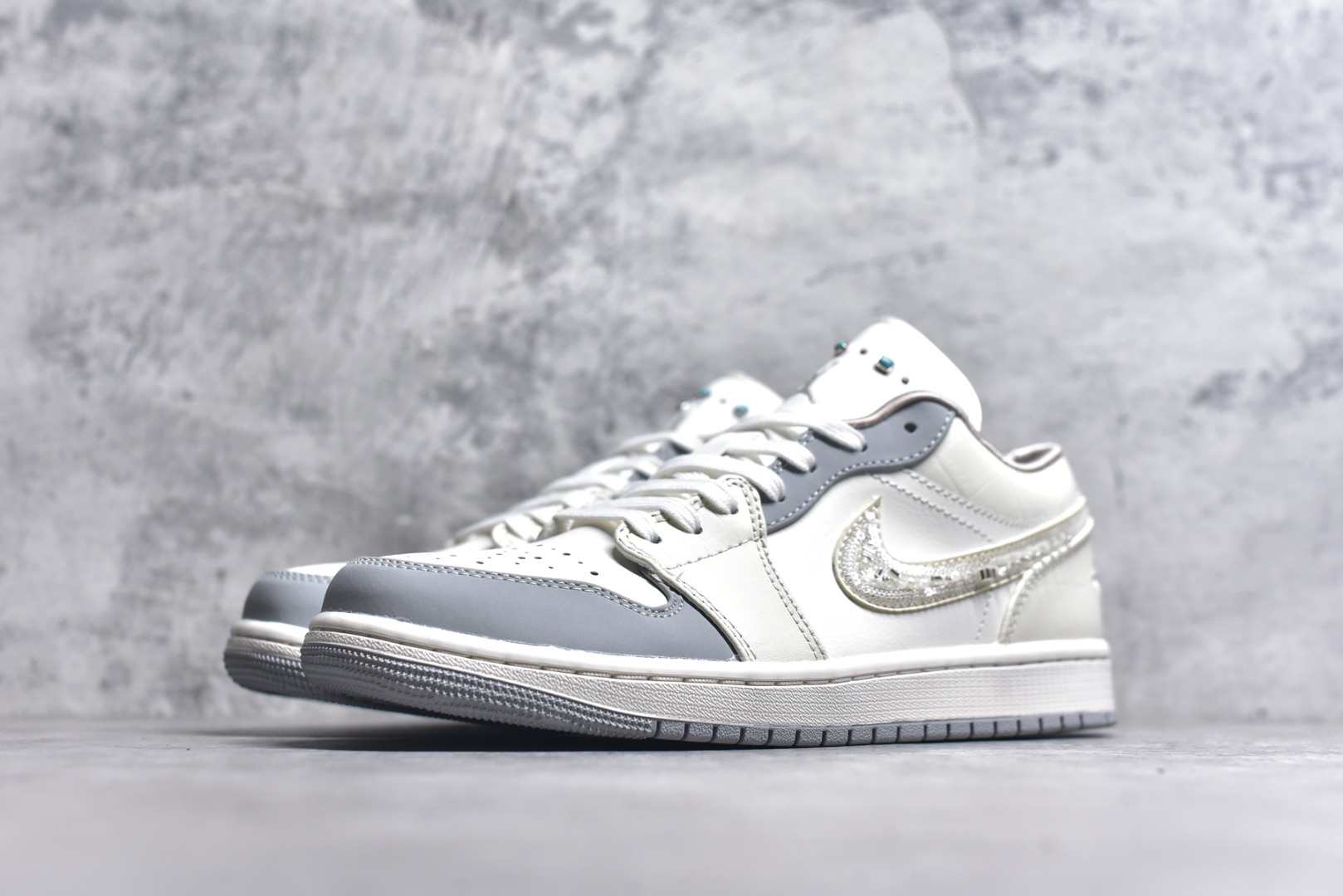 图片[2]-#市面唯一纯原 独家开发 Air Jordan AJ1 Low 低帮 终端优势供应 市面中低帮最具代表性版本没有之一 口碑大厂出品 品控大底版型不断改良更新 全套原纸板楦头开发 确保原汁原味 完美呈现版型 完美零毛边处理 原厂内置全掌气垫 价格定位良心 平台专用代工流水线出品 一眼公司既视感 拿到手的一瞬间就与众不同 碾压市面所有版本 全部原鞋开发 每一个配色都会采购原鞋确认细节 打破市面看图做货无好货之说 尺码：35.5-46-选品中心