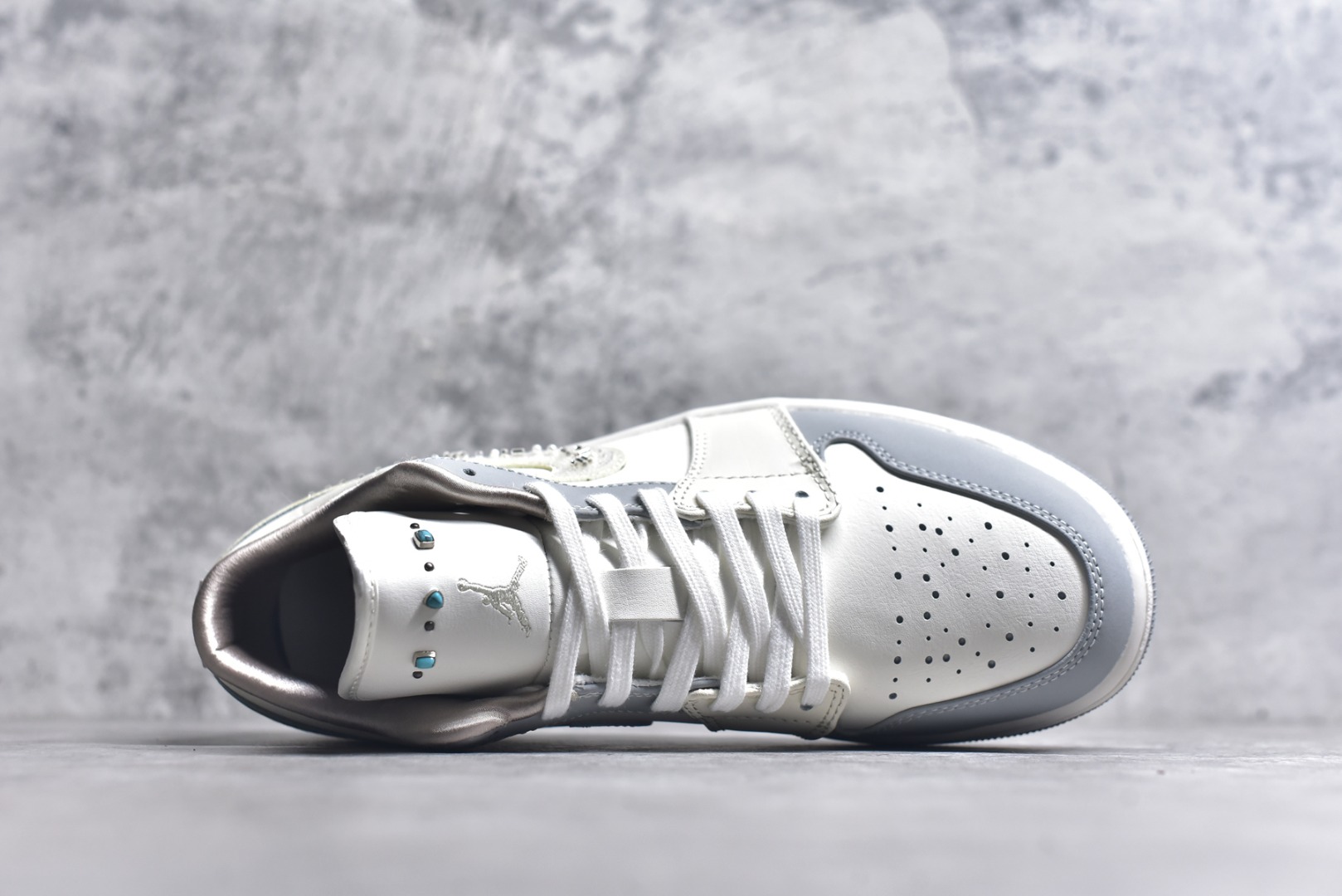 图片[4]-#市面唯一纯原 独家开发 Air Jordan AJ1 Low 低帮 终端优势供应 市面中低帮最具代表性版本没有之一 口碑大厂出品 品控大底版型不断改良更新 全套原纸板楦头开发 确保原汁原味 完美呈现版型 完美零毛边处理 原厂内置全掌气垫 价格定位良心 平台专用代工流水线出品 一眼公司既视感 拿到手的一瞬间就与众不同 碾压市面所有版本 全部原鞋开发 每一个配色都会采购原鞋确认细节 打破市面看图做货无好货之说 尺码：35.5-46-选品中心