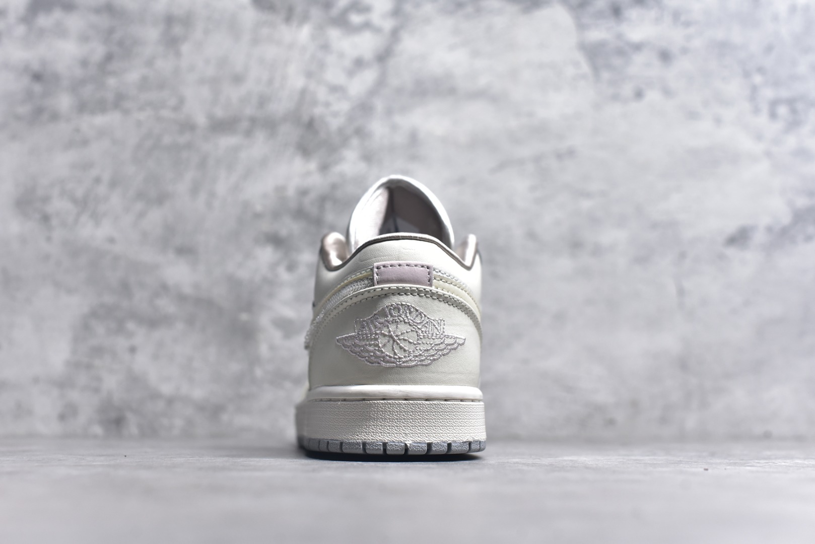 图片[5]-#市面唯一纯原 独家开发 Air Jordan AJ1 Low 低帮 终端优势供应 市面中低帮最具代表性版本没有之一 口碑大厂出品 品控大底版型不断改良更新 全套原纸板楦头开发 确保原汁原味 完美呈现版型 完美零毛边处理 原厂内置全掌气垫 价格定位良心 平台专用代工流水线出品 一眼公司既视感 拿到手的一瞬间就与众不同 碾压市面所有版本 全部原鞋开发 每一个配色都会采购原鞋确认细节 打破市面看图做货无好货之说 尺码：35.5-46-选品中心