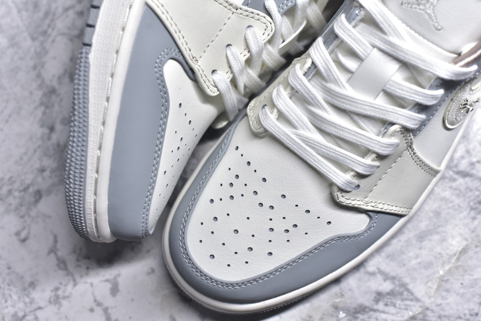 图片[8]-#市面唯一纯原 独家开发 Air Jordan AJ1 Low 低帮 终端优势供应 市面中低帮最具代表性版本没有之一 口碑大厂出品 品控大底版型不断改良更新 全套原纸板楦头开发 确保原汁原味 完美呈现版型 完美零毛边处理 原厂内置全掌气垫 价格定位良心 平台专用代工流水线出品 一眼公司既视感 拿到手的一瞬间就与众不同 碾压市面所有版本 全部原鞋开发 每一个配色都会采购原鞋确认细节 打破市面看图做货无好货之说 尺码：35.5-46-选品中心