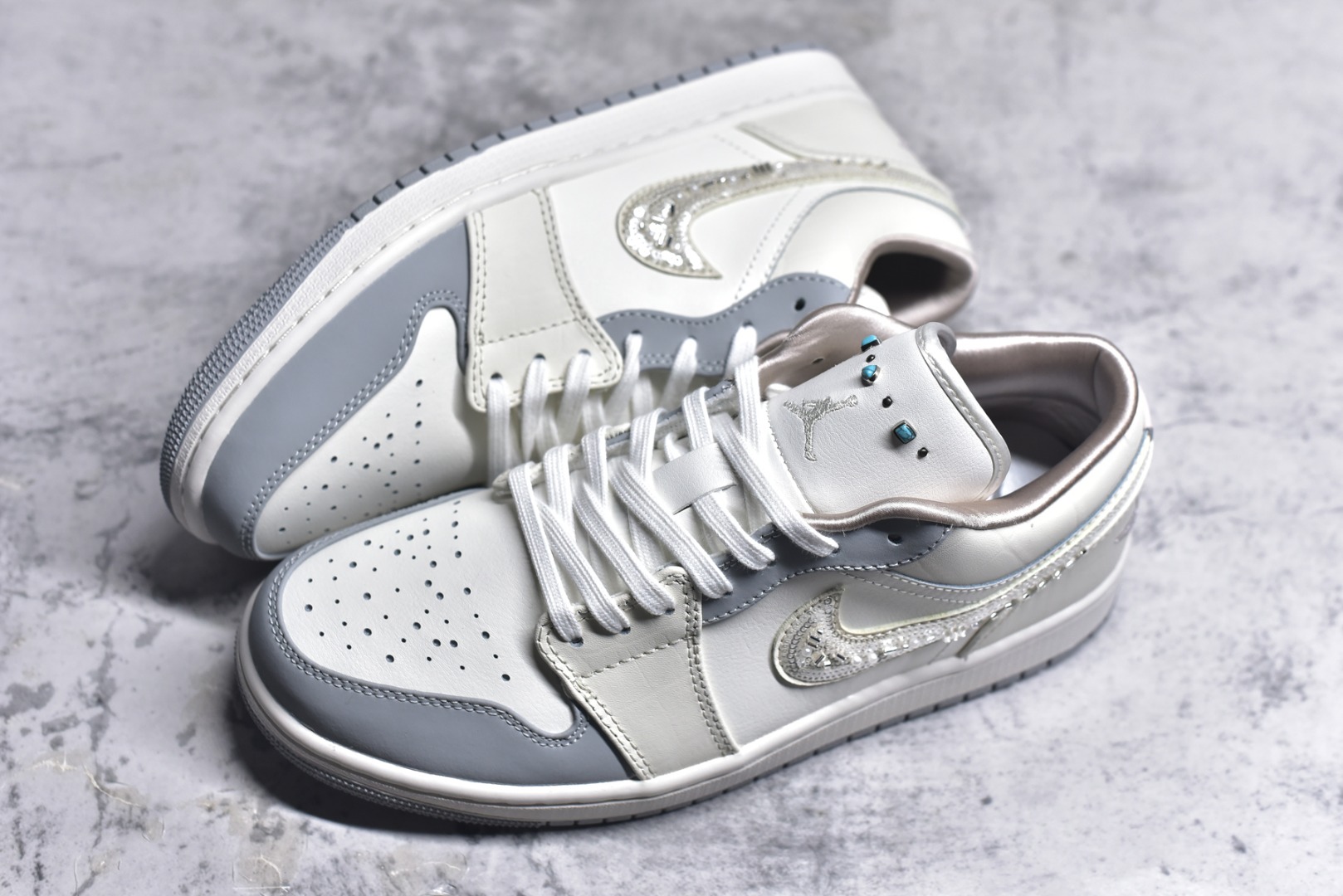 图片[7]-#市面唯一纯原 独家开发 Air Jordan AJ1 Low 低帮 终端优势供应 市面中低帮最具代表性版本没有之一 口碑大厂出品 品控大底版型不断改良更新 全套原纸板楦头开发 确保原汁原味 完美呈现版型 完美零毛边处理 原厂内置全掌气垫 价格定位良心 平台专用代工流水线出品 一眼公司既视感 拿到手的一瞬间就与众不同 碾压市面所有版本 全部原鞋开发 每一个配色都会采购原鞋确认细节 打破市面看图做货无好货之说 尺码：35.5-46-选品中心