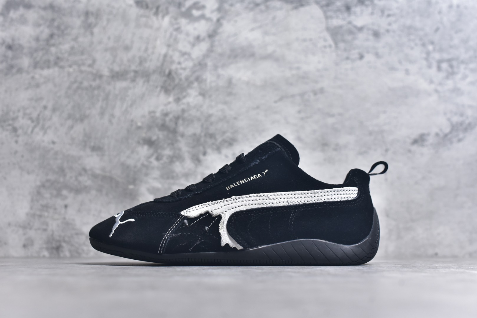 #PUMA 彪马 x Balenciaga巴黎世家 Speedcat 系列 薄底鞋 牛皮绒面革 圆头做旧磨损 低帮 生活休闲鞋 极速赛车系列 复古运动休闲跑鞋 充正版本 鞋面设计轻量透气 提供了舒适性和穿着感受 柔软内里材质 穿着更加舒适 橡胶鞋底提供持久的牵引力 货号：406519-02 尺码：36 37 37.5 38 38.5 39 40 40.5 41 42 42.5 43 44 45-选品中心
