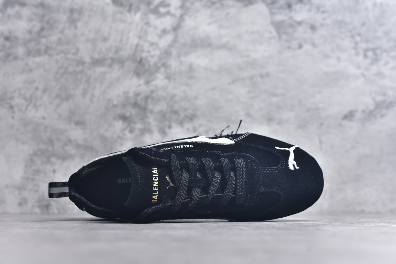 图片[4]-#PUMA 彪马 x Balenciaga巴黎世家 Speedcat 系列 薄底鞋 牛皮绒面革 圆头做旧磨损 低帮 生活休闲鞋 极速赛车系列 复古运动休闲跑鞋 充正版本 鞋面设计轻量透气 提供了舒适性和穿着感受 柔软内里材质 穿着更加舒适 橡胶鞋底提供持久的牵引力 货号：406519-02 尺码：36 37 37.5 38 38.5 39 40 40.5 41 42 42.5 43 44 45-选品中心