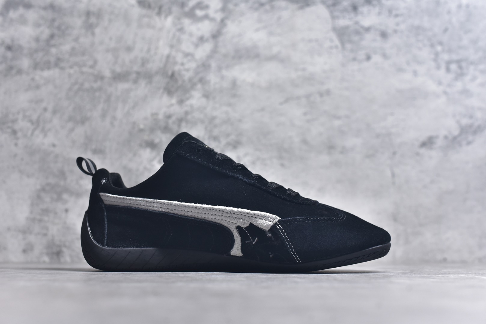 图片[3]-#PUMA 彪马 x Balenciaga巴黎世家 Speedcat 系列 薄底鞋 牛皮绒面革 圆头做旧磨损 低帮 生活休闲鞋 极速赛车系列 复古运动休闲跑鞋 充正版本 鞋面设计轻量透气 提供了舒适性和穿着感受 柔软内里材质 穿着更加舒适 橡胶鞋底提供持久的牵引力 货号：406519-02 尺码：36 37 37.5 38 38.5 39 40 40.5 41 42 42.5 43 44 45-选品中心