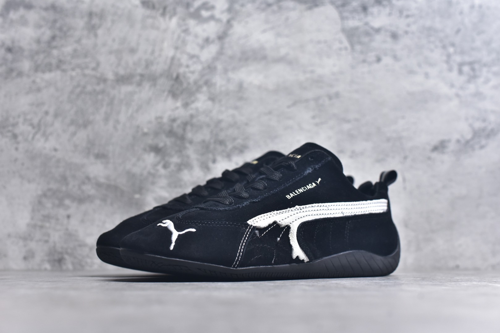 图片[2]-#PUMA 彪马 x Balenciaga巴黎世家 Speedcat 系列 薄底鞋 牛皮绒面革 圆头做旧磨损 低帮 生活休闲鞋 极速赛车系列 复古运动休闲跑鞋 充正版本 鞋面设计轻量透气 提供了舒适性和穿着感受 柔软内里材质 穿着更加舒适 橡胶鞋底提供持久的牵引力 货号：406519-02 尺码：36 37 37.5 38 38.5 39 40 40.5 41 42 42.5 43 44 45-选品中心