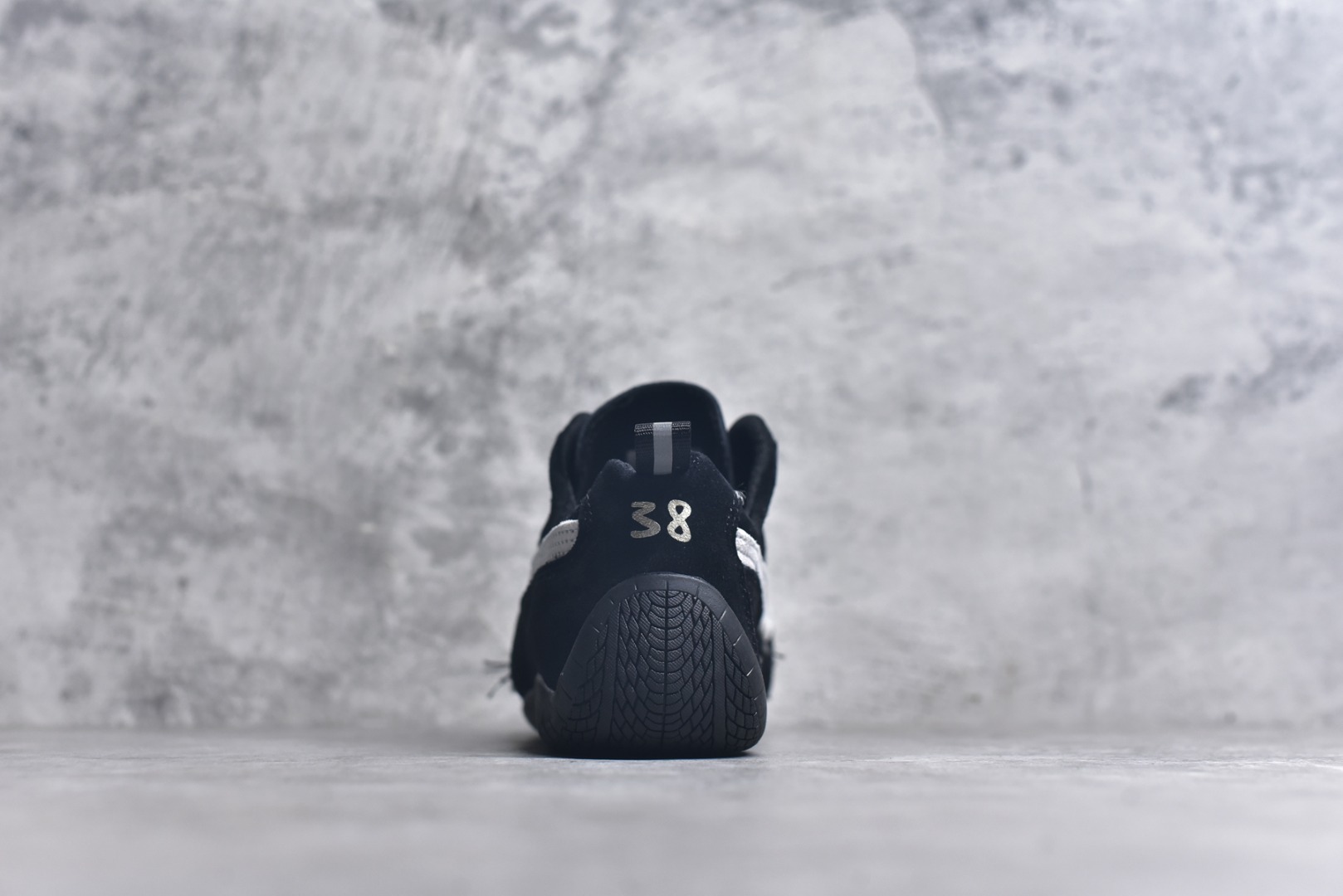 图片[5]-#PUMA 彪马 x Balenciaga巴黎世家 Speedcat 系列 薄底鞋 牛皮绒面革 圆头做旧磨损 低帮 生活休闲鞋 极速赛车系列 复古运动休闲跑鞋 充正版本 鞋面设计轻量透气 提供了舒适性和穿着感受 柔软内里材质 穿着更加舒适 橡胶鞋底提供持久的牵引力 货号：406519-02 尺码：36 37 37.5 38 38.5 39 40 40.5 41 42 42.5 43 44 45-选品中心