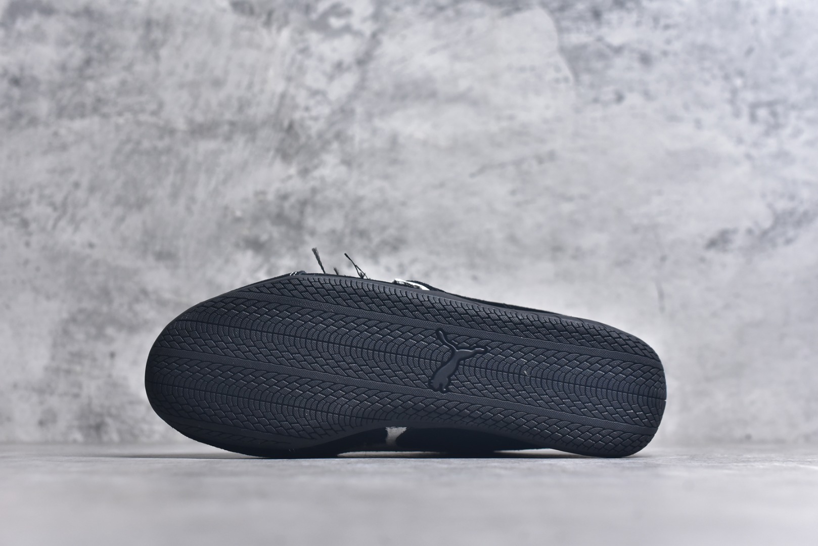 图片[6]-#PUMA 彪马 x Balenciaga巴黎世家 Speedcat 系列 薄底鞋 牛皮绒面革 圆头做旧磨损 低帮 生活休闲鞋 极速赛车系列 复古运动休闲跑鞋 充正版本 鞋面设计轻量透气 提供了舒适性和穿着感受 柔软内里材质 穿着更加舒适 橡胶鞋底提供持久的牵引力 货号：406519-02 尺码：36 37 37.5 38 38.5 39 40 40.5 41 42 42.5 43 44 45-选品中心