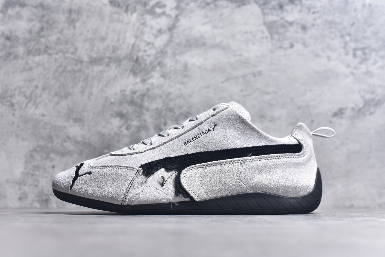 #PUMA 彪马 x Balenciaga巴黎世家 Speedcat 系列 薄底鞋 牛皮绒面革 圆头做旧磨损 低帮 生活休闲鞋 极速赛车系列 复古运动休闲跑鞋 充正版本 鞋面设计轻量透气 提供了舒适性和穿着感受 柔软内里材质 穿着更加舒适 橡胶鞋底提供持久的牵引力 货号：406519-01 尺码：36 37 37.5 38 38.5 39 40 40.5 41 42 42.5 43 44 45-选品中心