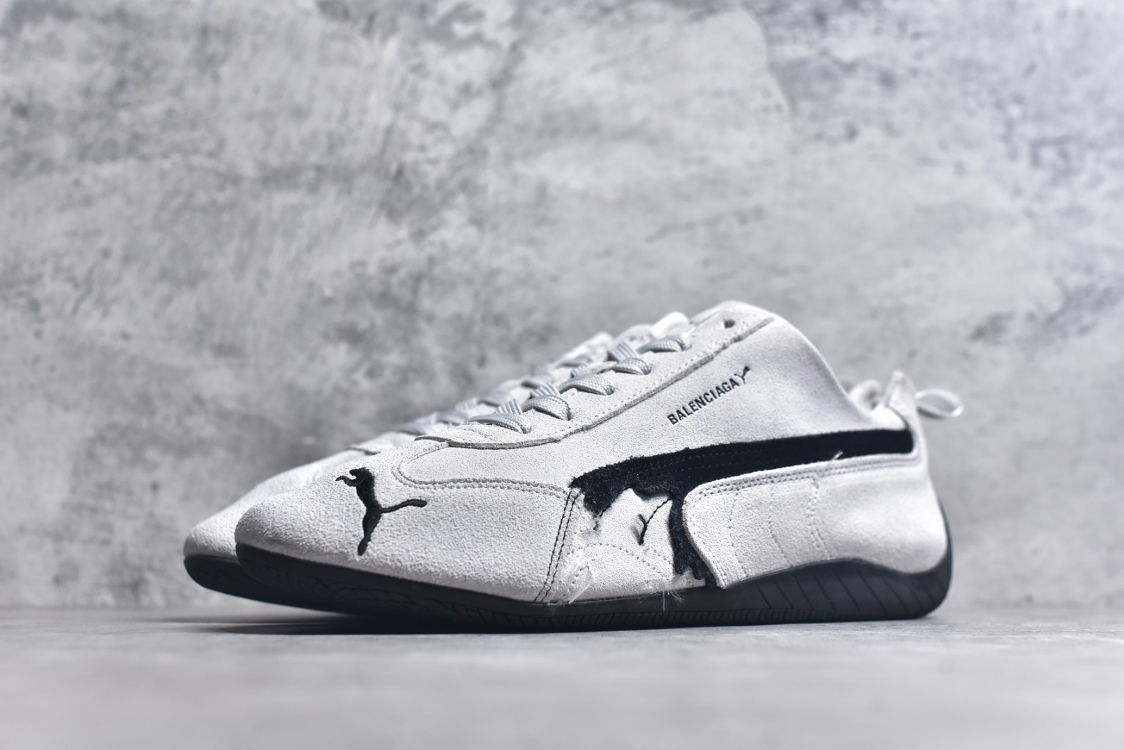 图片[2]-#PUMA 彪马 x Balenciaga巴黎世家 Speedcat 系列 薄底鞋 牛皮绒面革 圆头做旧磨损 低帮 生活休闲鞋 极速赛车系列 复古运动休闲跑鞋 充正版本 鞋面设计轻量透气 提供了舒适性和穿着感受 柔软内里材质 穿着更加舒适 橡胶鞋底提供持久的牵引力 货号：406519-01 尺码：36 37 37.5 38 38.5 39 40 40.5 41 42 42.5 43 44 45-选品中心