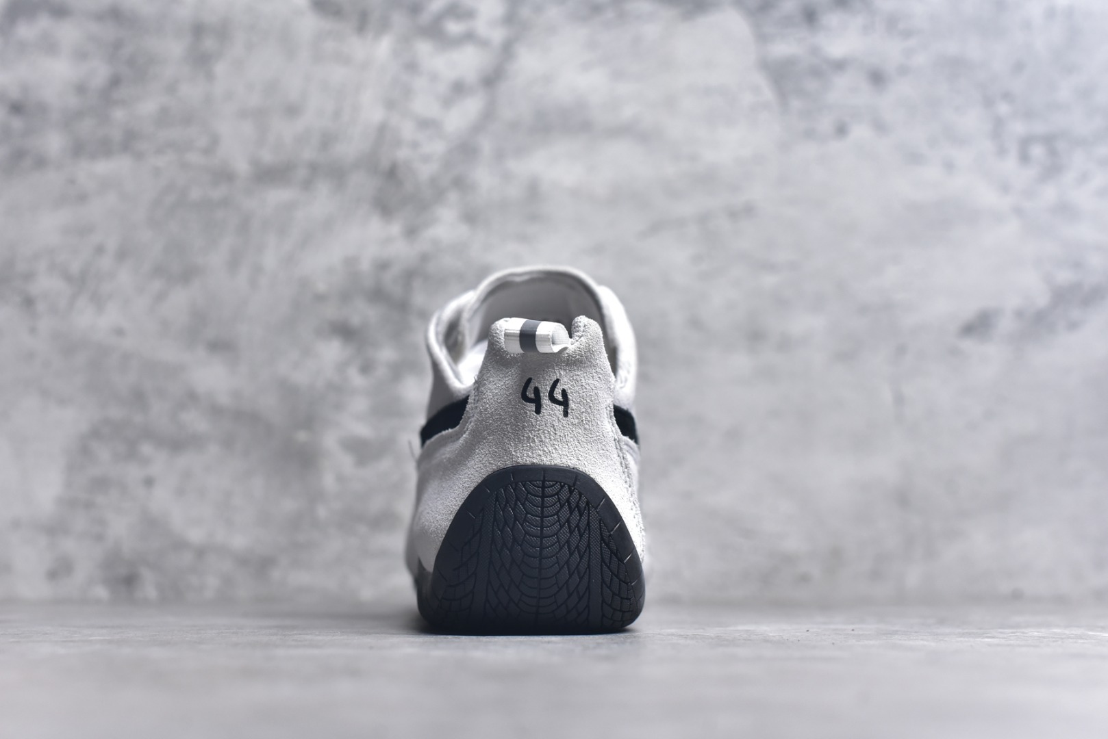 图片[5]-#PUMA 彪马 x Balenciaga巴黎世家 Speedcat 系列 薄底鞋 牛皮绒面革 圆头做旧磨损 低帮 生活休闲鞋 极速赛车系列 复古运动休闲跑鞋 充正版本 鞋面设计轻量透气 提供了舒适性和穿着感受 柔软内里材质 穿着更加舒适 橡胶鞋底提供持久的牵引力 货号：406519-01 尺码：36 37 37.5 38 38.5 39 40 40.5 41 42 42.5 43 44 45-选品中心