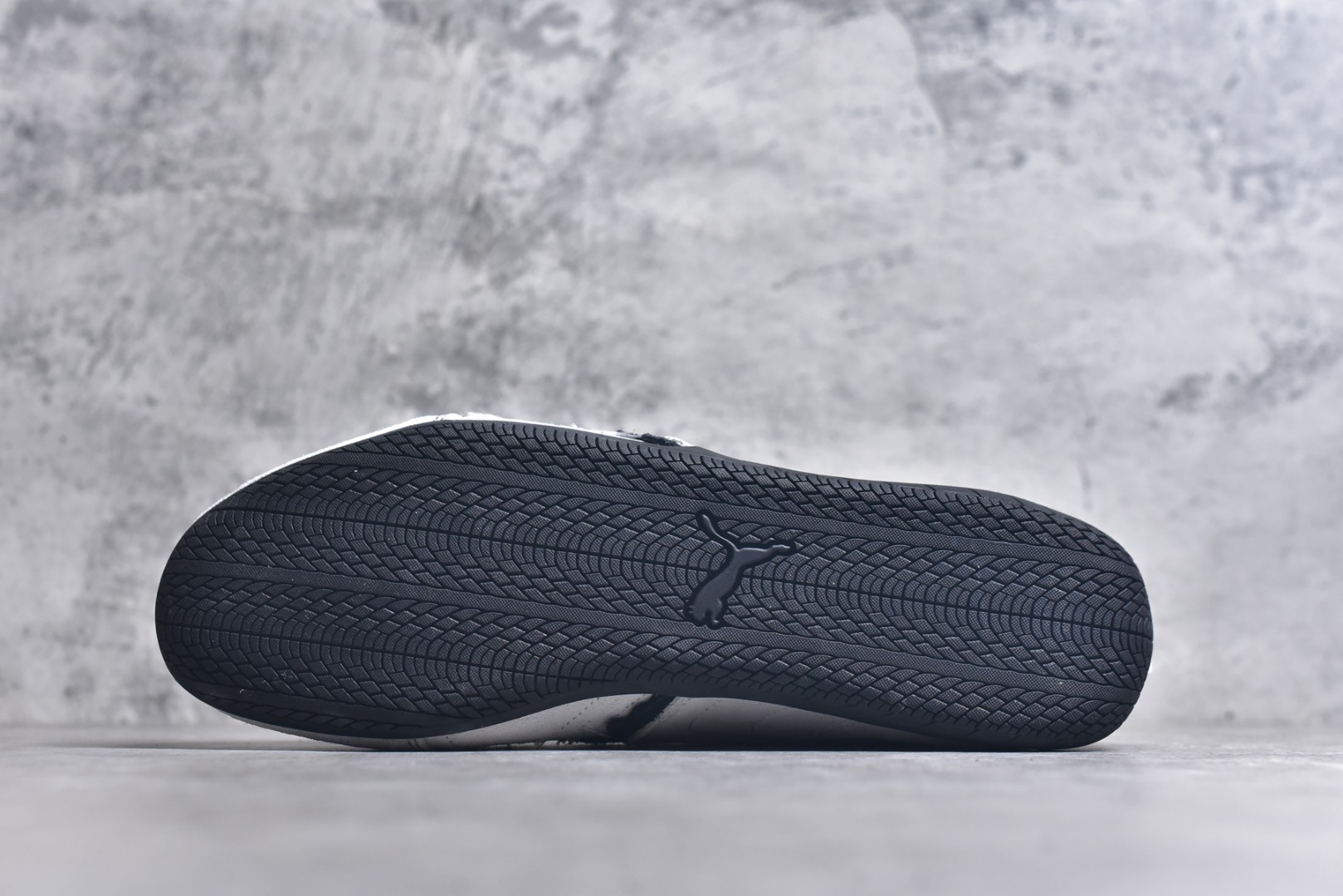 图片[6]-#PUMA 彪马 x Balenciaga巴黎世家 Speedcat 系列 薄底鞋 牛皮绒面革 圆头做旧磨损 低帮 生活休闲鞋 极速赛车系列 复古运动休闲跑鞋 充正版本 鞋面设计轻量透气 提供了舒适性和穿着感受 柔软内里材质 穿着更加舒适 橡胶鞋底提供持久的牵引力 货号：406519-01 尺码：36 37 37.5 38 38.5 39 40 40.5 41 42 42.5 43 44 45-选品中心