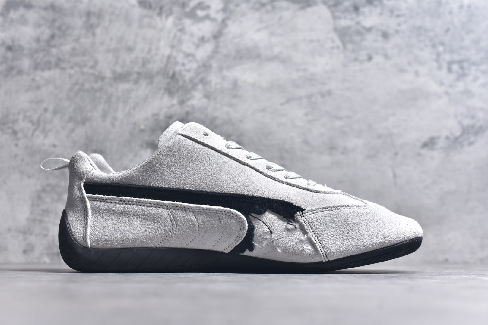 图片[3]-#PUMA 彪马 x Balenciaga巴黎世家 Speedcat 系列 薄底鞋 牛皮绒面革 圆头做旧磨损 低帮 生活休闲鞋 极速赛车系列 复古运动休闲跑鞋 充正版本 鞋面设计轻量透气 提供了舒适性和穿着感受 柔软内里材质 穿着更加舒适 橡胶鞋底提供持久的牵引力 货号：406519-01 尺码：36 37 37.5 38 38.5 39 40 40.5 41 42 42.5 43 44 45-选品中心