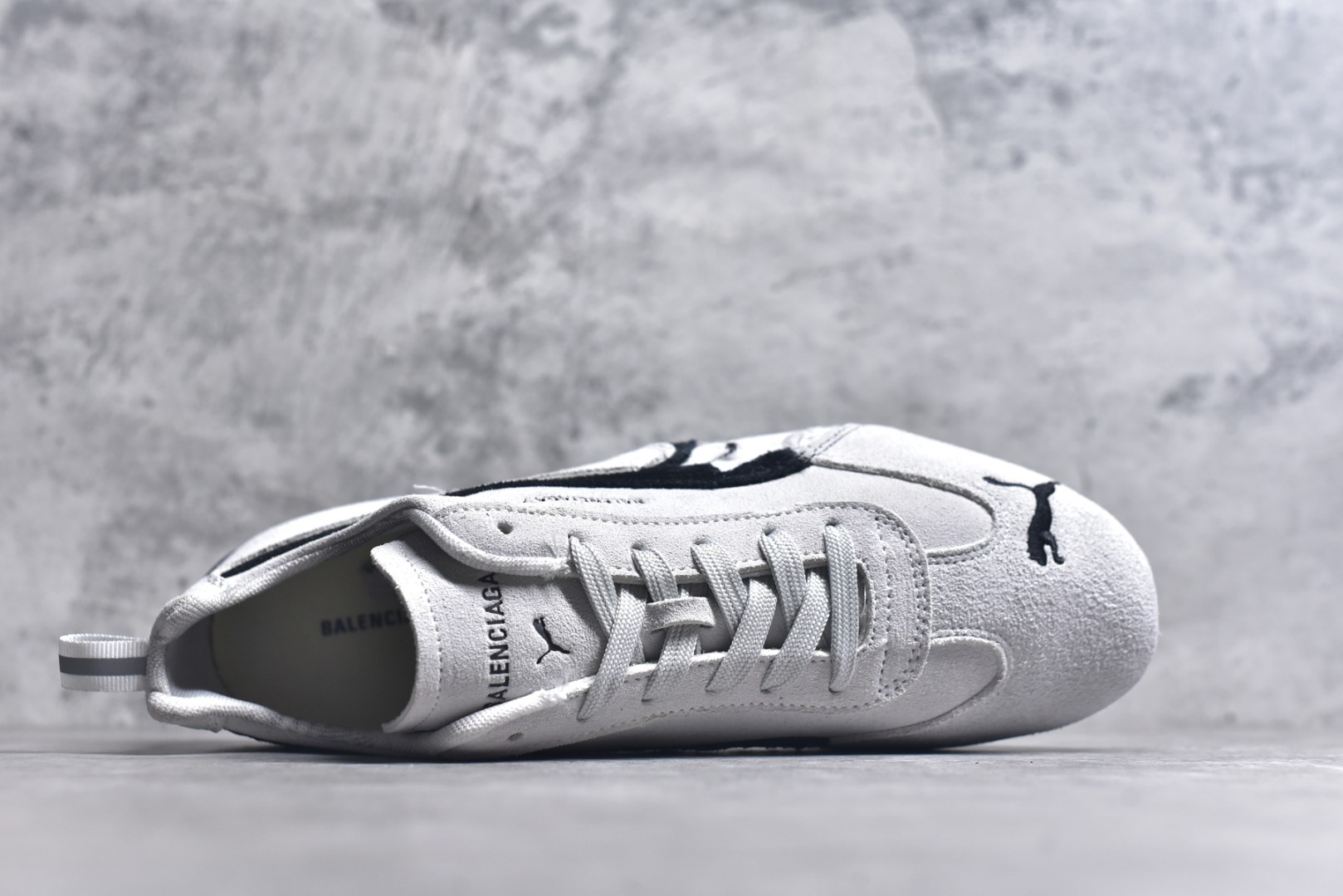 图片[4]-#PUMA 彪马 x Balenciaga巴黎世家 Speedcat 系列 薄底鞋 牛皮绒面革 圆头做旧磨损 低帮 生活休闲鞋 极速赛车系列 复古运动休闲跑鞋 充正版本 鞋面设计轻量透气 提供了舒适性和穿着感受 柔软内里材质 穿着更加舒适 橡胶鞋底提供持久的牵引力 货号：406519-01 尺码：36 37 37.5 38 38.5 39 40 40.5 41 42 42.5 43 44 45-选品中心