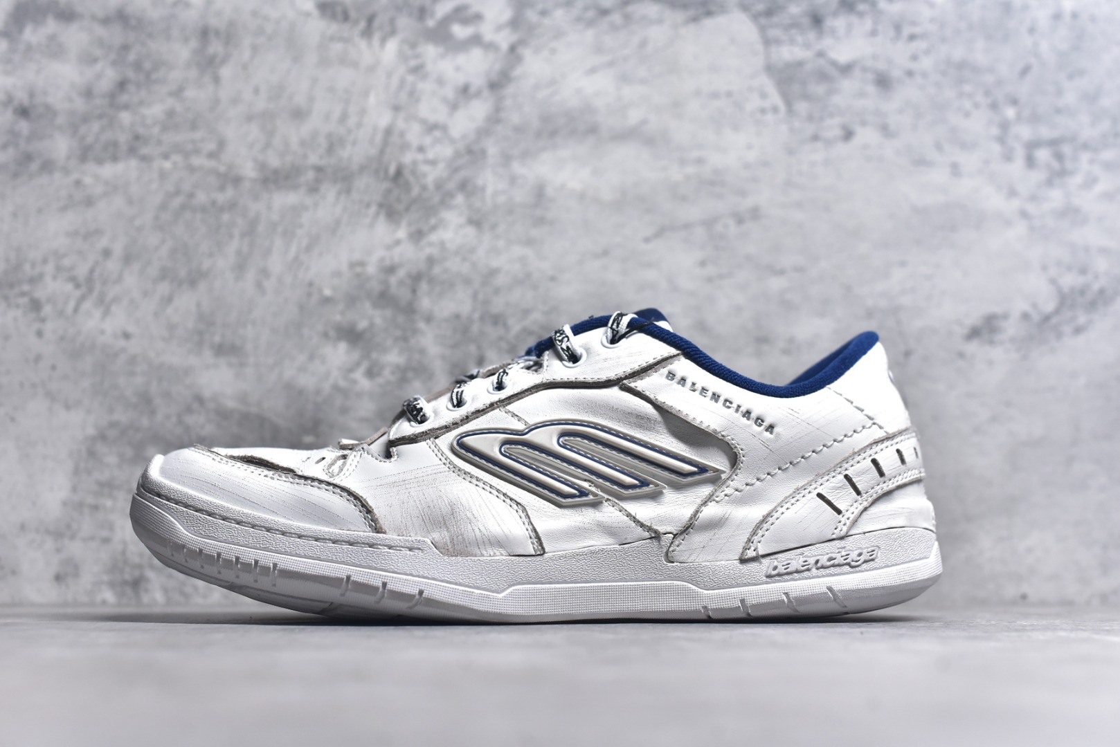 #Balenciaga 巴黎世家 Hamptons 手工做旧款 牛皮革 复古圆头系带低帮休闲鞋 841765 WCURB9141 官方原配套鞋盒 防尘纸配套齐全 尺码：35 36 37 38 39 40 41 42 43 44 45 46 尺码偏大-选品中心