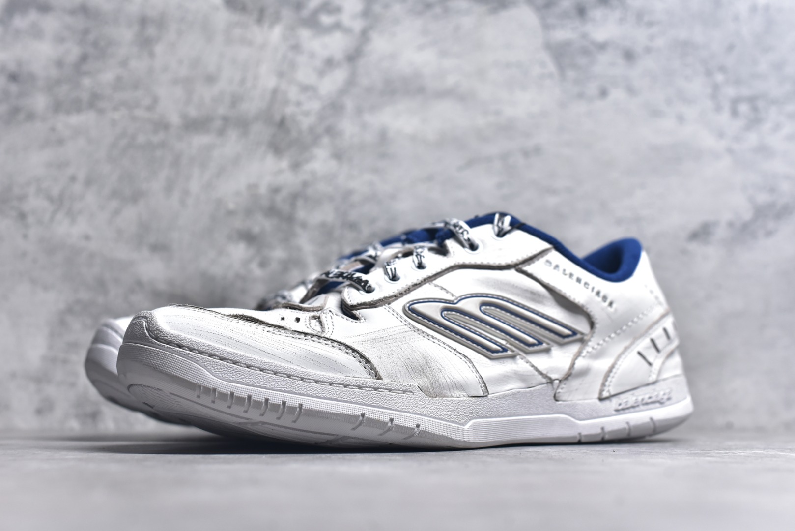 图片[2]-#Balenciaga 巴黎世家 Hamptons 手工做旧款 牛皮革 复古圆头系带低帮休闲鞋 841765 WCURB9141 官方原配套鞋盒 防尘纸配套齐全 尺码：35 36 37 38 39 40 41 42 43 44 45 46 尺码偏大-选品中心