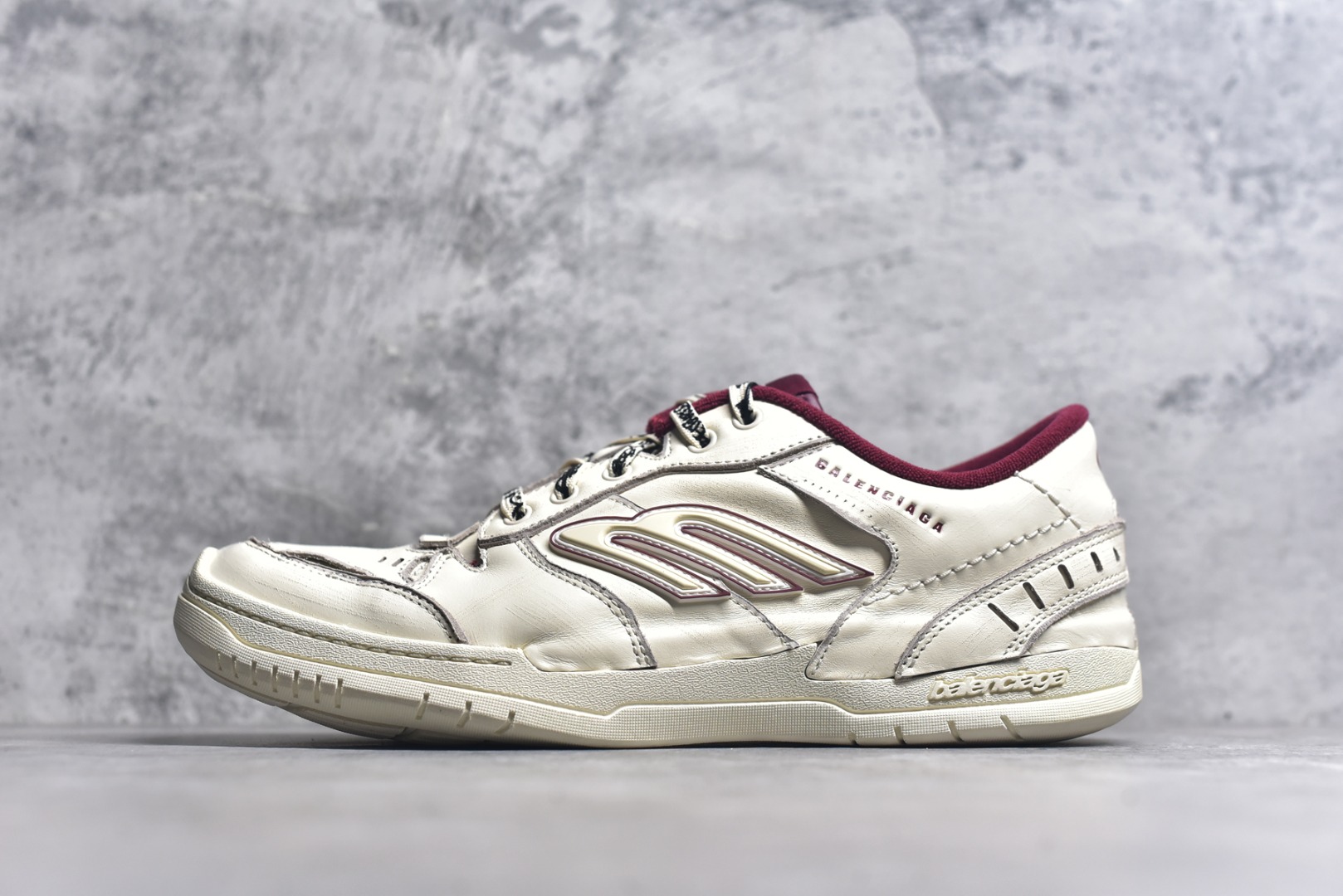#Balenciaga 巴黎世家 Hamptons 手工做旧款 牛皮革 复古圆头系带低帮休闲鞋 841765 WCURS9960 官方原配套鞋盒 防尘纸配套齐全 尺码：35 36 37 38 39 40 41 42 43 44 45 46 尺码偏大-选品中心