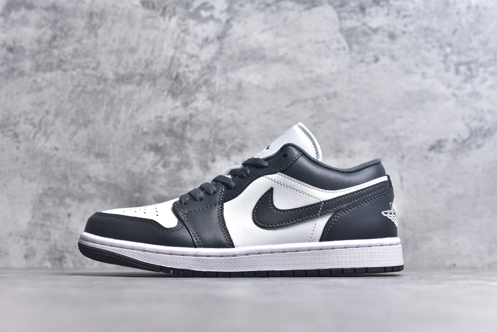 #市面唯一纯原 独家开发 Air Jordan AJ1 Low 低帮 终端优势供应 市面中低帮最具代表性版本没有之一 口碑大厂出品 品控大底版型不断改良更新 全套原纸板楦头开发 确保原汁原味 完美呈现版型 完美零毛边处理 原厂内置全掌气垫 价格定位良心 平台专用代工流水线出品 一眼公司既视感 拿到手的一瞬间就与众不同 碾压市面所有版本 全部原鞋开发 每一个配色都会采购原鞋确认细节 打破市面看图做货无好货之说 尺码：35.5-46-选品中心