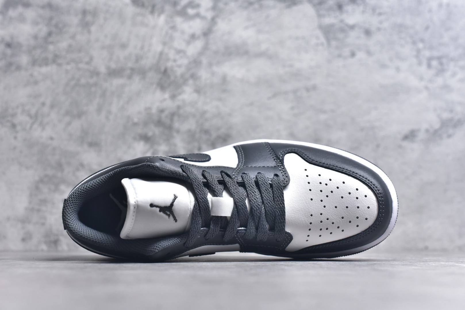 图片[4]-#市面唯一纯原 独家开发 Air Jordan AJ1 Low 低帮 终端优势供应 市面中低帮最具代表性版本没有之一 口碑大厂出品 品控大底版型不断改良更新 全套原纸板楦头开发 确保原汁原味 完美呈现版型 完美零毛边处理 原厂内置全掌气垫 价格定位良心 平台专用代工流水线出品 一眼公司既视感 拿到手的一瞬间就与众不同 碾压市面所有版本 全部原鞋开发 每一个配色都会采购原鞋确认细节 打破市面看图做货无好货之说 尺码：35.5-46-选品中心