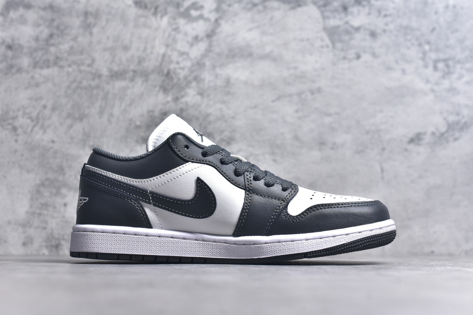 图片[3]-#市面唯一纯原 独家开发 Air Jordan AJ1 Low 低帮 终端优势供应 市面中低帮最具代表性版本没有之一 口碑大厂出品 品控大底版型不断改良更新 全套原纸板楦头开发 确保原汁原味 完美呈现版型 完美零毛边处理 原厂内置全掌气垫 价格定位良心 平台专用代工流水线出品 一眼公司既视感 拿到手的一瞬间就与众不同 碾压市面所有版本 全部原鞋开发 每一个配色都会采购原鞋确认细节 打破市面看图做货无好货之说 尺码：35.5-46-选品中心