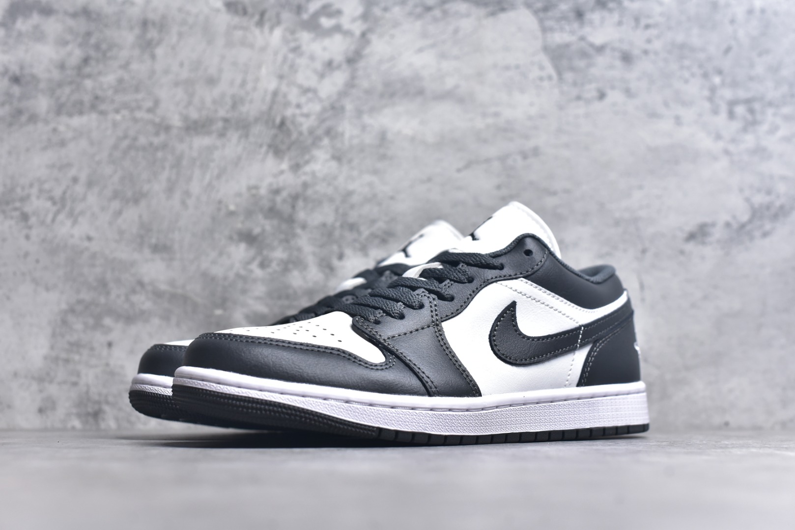 图片[2]-#市面唯一纯原 独家开发 Air Jordan AJ1 Low 低帮 终端优势供应 市面中低帮最具代表性版本没有之一 口碑大厂出品 品控大底版型不断改良更新 全套原纸板楦头开发 确保原汁原味 完美呈现版型 完美零毛边处理 原厂内置全掌气垫 价格定位良心 平台专用代工流水线出品 一眼公司既视感 拿到手的一瞬间就与众不同 碾压市面所有版本 全部原鞋开发 每一个配色都会采购原鞋确认细节 打破市面看图做货无好货之说 尺码：35.5-46-选品中心
