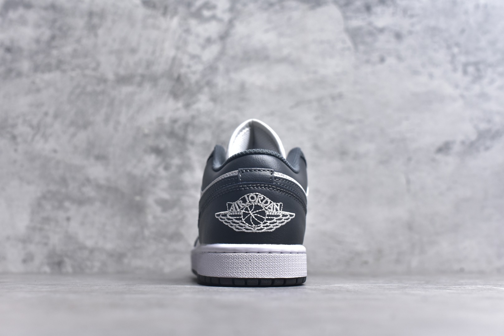 图片[5]-#市面唯一纯原 独家开发 Air Jordan AJ1 Low 低帮 终端优势供应 市面中低帮最具代表性版本没有之一 口碑大厂出品 品控大底版型不断改良更新 全套原纸板楦头开发 确保原汁原味 完美呈现版型 完美零毛边处理 原厂内置全掌气垫 价格定位良心 平台专用代工流水线出品 一眼公司既视感 拿到手的一瞬间就与众不同 碾压市面所有版本 全部原鞋开发 每一个配色都会采购原鞋确认细节 打破市面看图做货无好货之说 尺码：35.5-46-选品中心