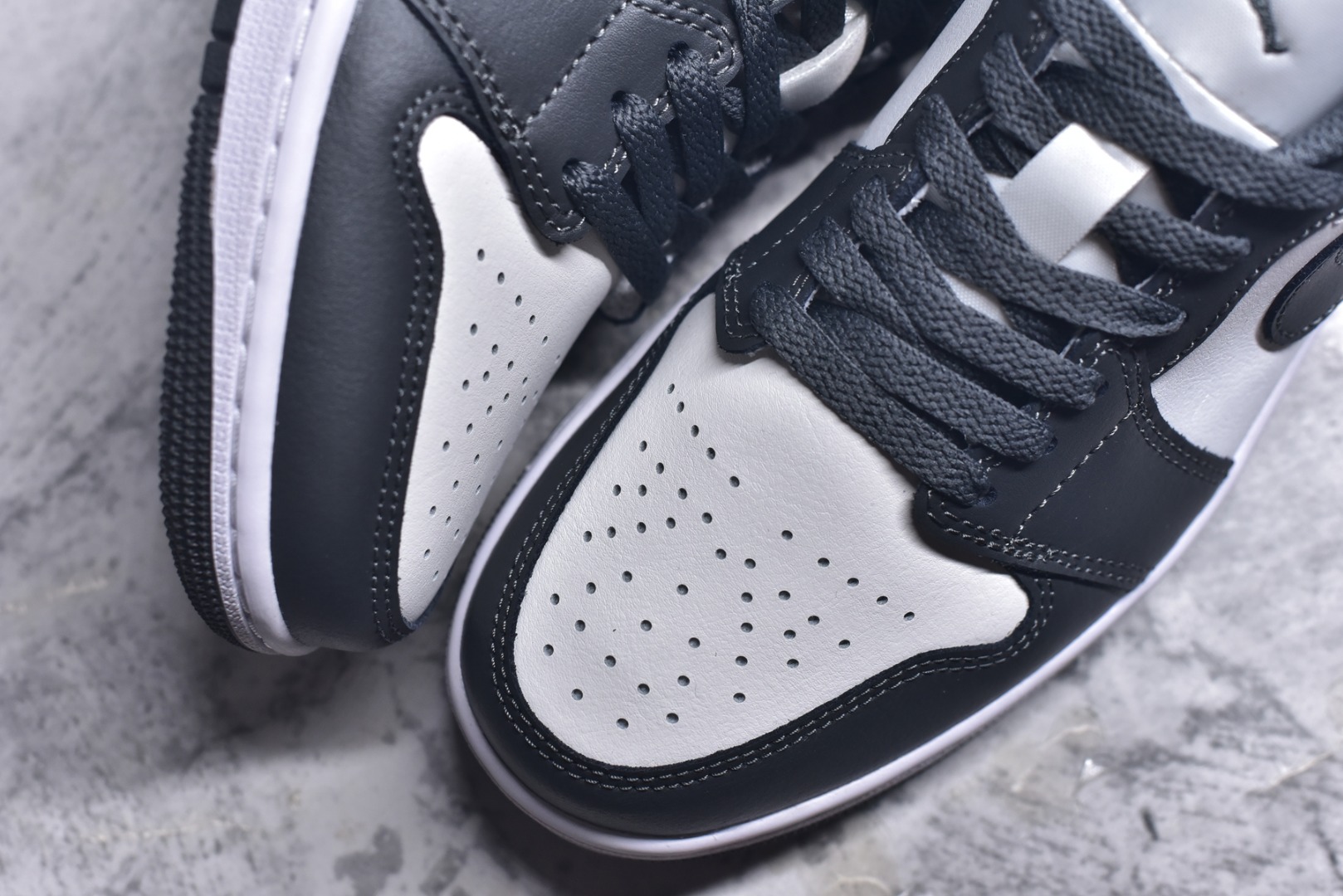 图片[8]-#市面唯一纯原 独家开发 Air Jordan AJ1 Low 低帮 终端优势供应 市面中低帮最具代表性版本没有之一 口碑大厂出品 品控大底版型不断改良更新 全套原纸板楦头开发 确保原汁原味 完美呈现版型 完美零毛边处理 原厂内置全掌气垫 价格定位良心 平台专用代工流水线出品 一眼公司既视感 拿到手的一瞬间就与众不同 碾压市面所有版本 全部原鞋开发 每一个配色都会采购原鞋确认细节 打破市面看图做货无好货之说 尺码：35.5-46-选品中心