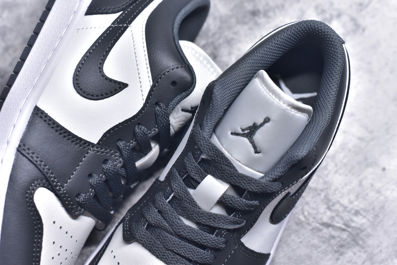 图片[9]-#市面唯一纯原 独家开发 Air Jordan AJ1 Low 低帮 终端优势供应 市面中低帮最具代表性版本没有之一 口碑大厂出品 品控大底版型不断改良更新 全套原纸板楦头开发 确保原汁原味 完美呈现版型 完美零毛边处理 原厂内置全掌气垫 价格定位良心 平台专用代工流水线出品 一眼公司既视感 拿到手的一瞬间就与众不同 碾压市面所有版本 全部原鞋开发 每一个配色都会采购原鞋确认细节 打破市面看图做货无好货之说 尺码：35.5-46-选品中心