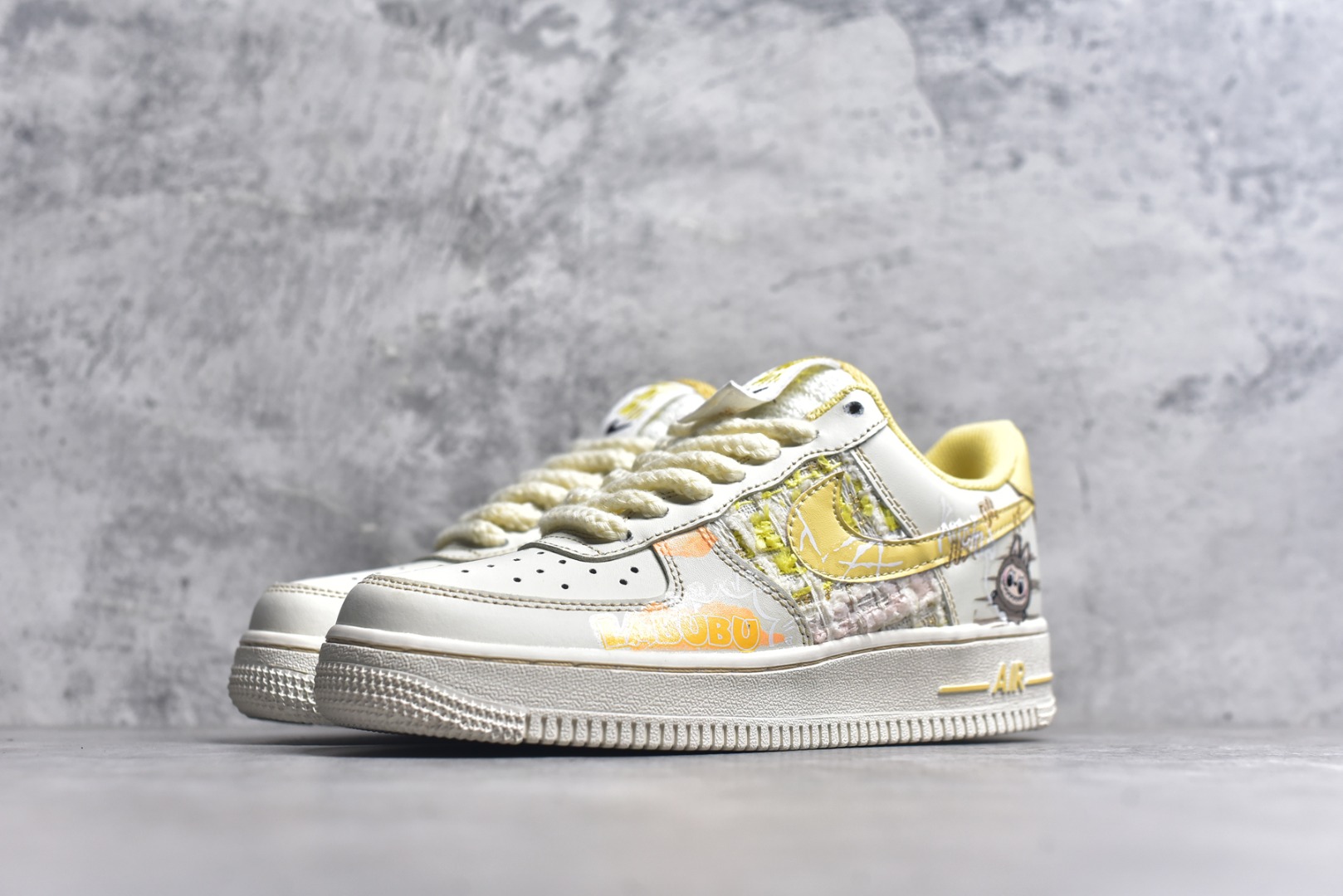 图片[2]-#Nike Air Force 1\’07 Low 拉布布 夏末奶油罐 空军一号低帮休闲板鞋 FJ7740-610 #以温柔的米白色为主调，仿佛被轻柔的奶油包裹，散发着温润且柔和的气息。那淡淡的奶白色鞋面，好似刚出炉的棉花糖，柔软而诱人。而Labubu元素的巧妙融入，更是为这双鞋赋予了灵魂。Labubu标志性的可爱与搞怪，以精致的图案和俏皮的字体点缀在鞋身各处 尺码：36 36.5 37.5 38 38.5 39 40 9.D4-选品中心
