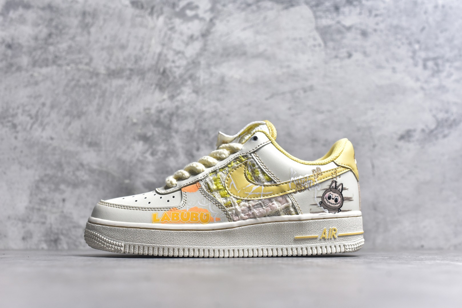 #Nike Air Force 1\’07 Low 拉布布 夏末奶油罐 空军一号低帮休闲板鞋 FJ7740-610 #以温柔的米白色为主调，仿佛被轻柔的奶油包裹，散发着温润且柔和的气息。那淡淡的奶白色鞋面，好似刚出炉的棉花糖，柔软而诱人。而Labubu元素的巧妙融入，更是为这双鞋赋予了灵魂。Labubu标志性的可爱与搞怪，以精致的图案和俏皮的字体点缀在鞋身各处 尺码：36 36.5 37.5 38 38.5 39 40 9.D4-选品中心