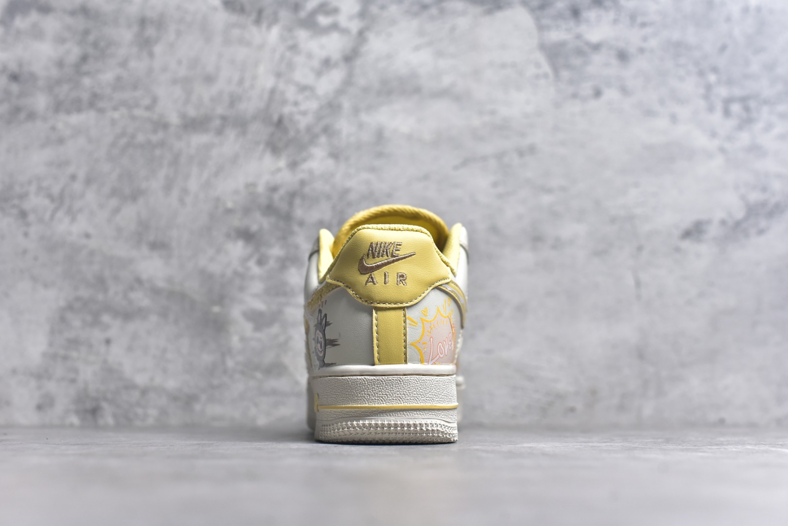 图片[5]-#Nike Air Force 1\’07 Low 拉布布 夏末奶油罐 空军一号低帮休闲板鞋 FJ7740-610 #以温柔的米白色为主调，仿佛被轻柔的奶油包裹，散发着温润且柔和的气息。那淡淡的奶白色鞋面，好似刚出炉的棉花糖，柔软而诱人。而Labubu元素的巧妙融入，更是为这双鞋赋予了灵魂。Labubu标志性的可爱与搞怪，以精致的图案和俏皮的字体点缀在鞋身各处 尺码：36 36.5 37.5 38 38.5 39 40 9.D4-选品中心