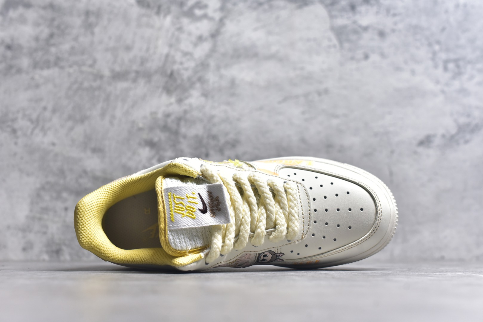 图片[4]-#Nike Air Force 1\’07 Low 拉布布 夏末奶油罐 空军一号低帮休闲板鞋 FJ7740-610 #以温柔的米白色为主调，仿佛被轻柔的奶油包裹，散发着温润且柔和的气息。那淡淡的奶白色鞋面，好似刚出炉的棉花糖，柔软而诱人。而Labubu元素的巧妙融入，更是为这双鞋赋予了灵魂。Labubu标志性的可爱与搞怪，以精致的图案和俏皮的字体点缀在鞋身各处 尺码：36 36.5 37.5 38 38.5 39 40 9.D4-选品中心