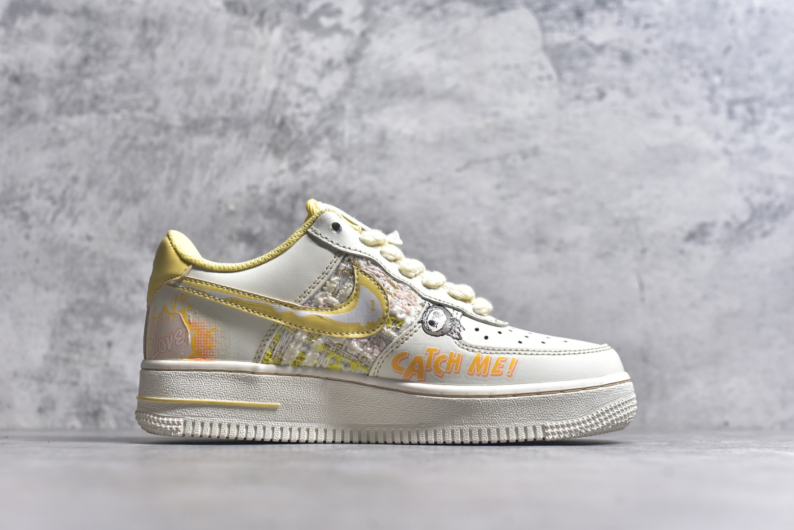 图片[3]-#Nike Air Force 1\’07 Low 拉布布 夏末奶油罐 空军一号低帮休闲板鞋 FJ7740-610 #以温柔的米白色为主调，仿佛被轻柔的奶油包裹，散发着温润且柔和的气息。那淡淡的奶白色鞋面，好似刚出炉的棉花糖，柔软而诱人。而Labubu元素的巧妙融入，更是为这双鞋赋予了灵魂。Labubu标志性的可爱与搞怪，以精致的图案和俏皮的字体点缀在鞋身各处 尺码：36 36.5 37.5 38 38.5 39 40 9.D4-选品中心