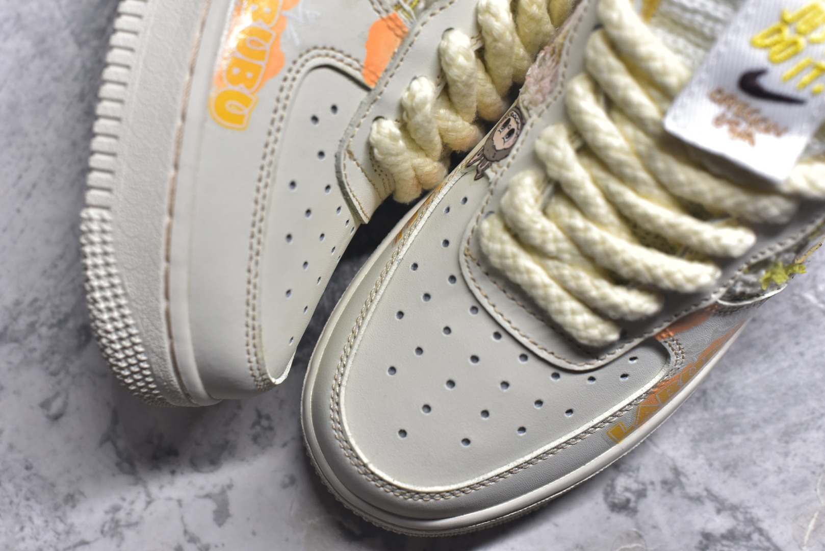 图片[8]-#Nike Air Force 1\’07 Low 拉布布 夏末奶油罐 空军一号低帮休闲板鞋 FJ7740-610 #以温柔的米白色为主调，仿佛被轻柔的奶油包裹，散发着温润且柔和的气息。那淡淡的奶白色鞋面，好似刚出炉的棉花糖，柔软而诱人。而Labubu元素的巧妙融入，更是为这双鞋赋予了灵魂。Labubu标志性的可爱与搞怪，以精致的图案和俏皮的字体点缀在鞋身各处 尺码：36 36.5 37.5 38 38.5 39 40 9.D4-选品中心