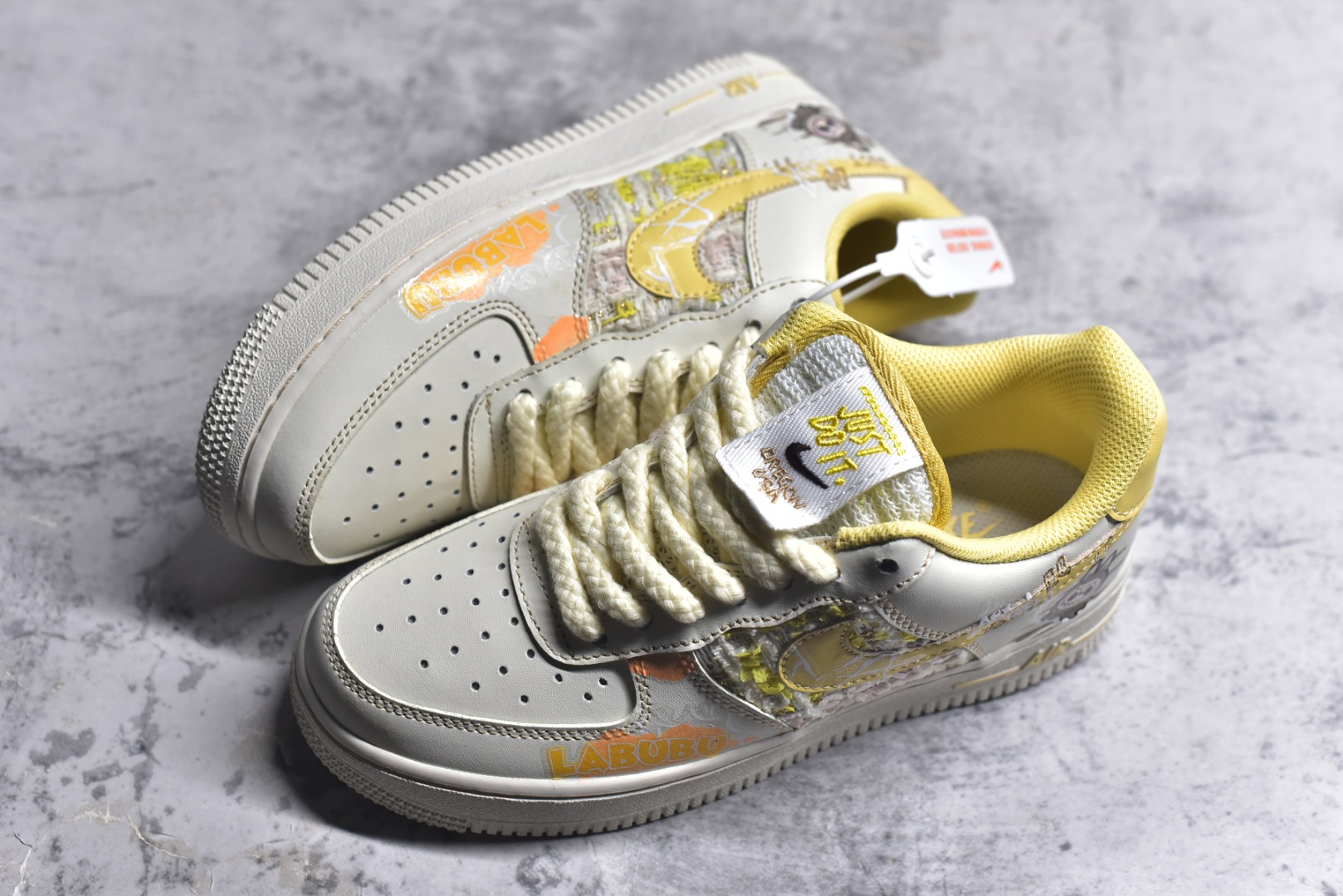 图片[7]-#Nike Air Force 1\’07 Low 拉布布 夏末奶油罐 空军一号低帮休闲板鞋 FJ7740-610 #以温柔的米白色为主调，仿佛被轻柔的奶油包裹，散发着温润且柔和的气息。那淡淡的奶白色鞋面，好似刚出炉的棉花糖，柔软而诱人。而Labubu元素的巧妙融入，更是为这双鞋赋予了灵魂。Labubu标志性的可爱与搞怪，以精致的图案和俏皮的字体点缀在鞋身各处 尺码：36 36.5 37.5 38 38.5 39 40 9.D4-选品中心