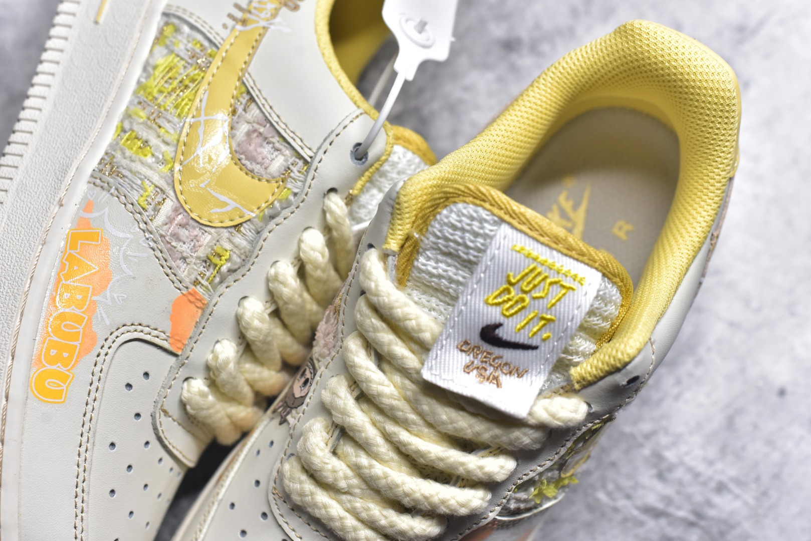 图片[9]-#Nike Air Force 1\’07 Low 拉布布 夏末奶油罐 空军一号低帮休闲板鞋 FJ7740-610 #以温柔的米白色为主调，仿佛被轻柔的奶油包裹，散发着温润且柔和的气息。那淡淡的奶白色鞋面，好似刚出炉的棉花糖，柔软而诱人。而Labubu元素的巧妙融入，更是为这双鞋赋予了灵魂。Labubu标志性的可爱与搞怪，以精致的图案和俏皮的字体点缀在鞋身各处 尺码：36 36.5 37.5 38 38.5 39 40 9.D4-选品中心