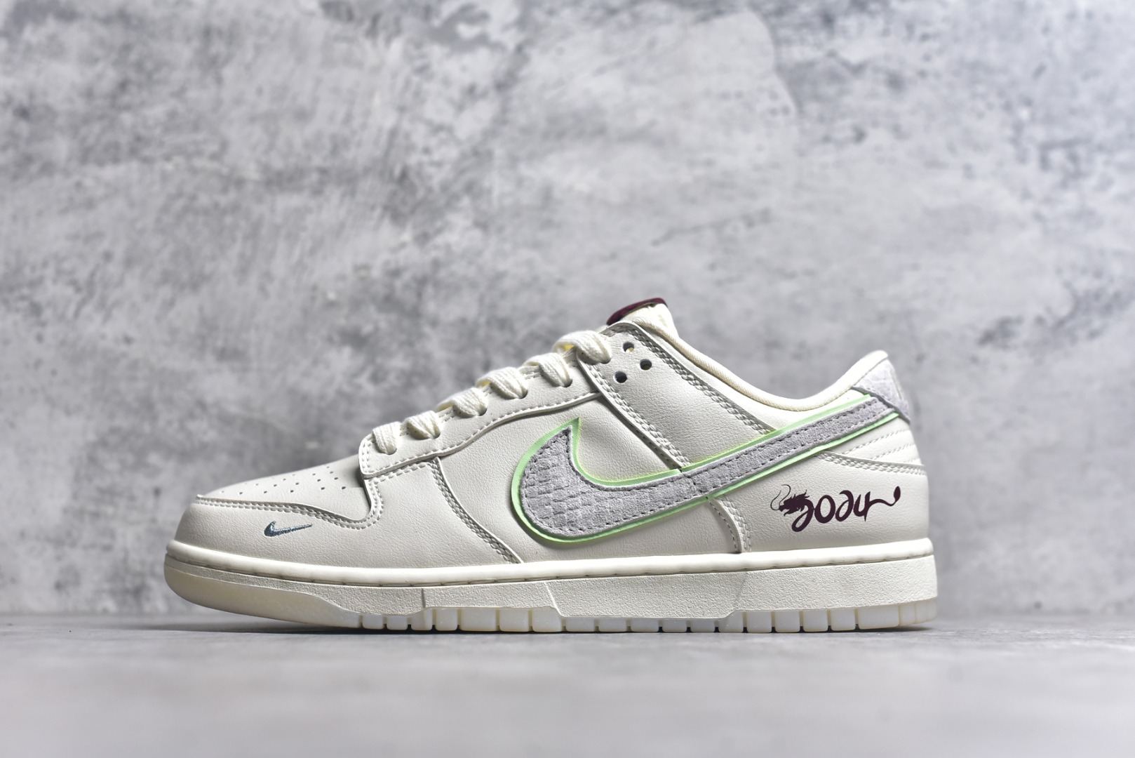 #Nk SB Dunk Low 龙年限定联名 周年高端定制 低帮休闲板鞋 #定制鞋盒 大厂纯原品质出货 超高清洁度 皮料切割干净无任何毛边 细节完美 货号：CF3688-001 尺码：36 36.5 37.5 38 38.5 39 40 40.5 41 42 42.5 43 44 44.5 45-选品中心