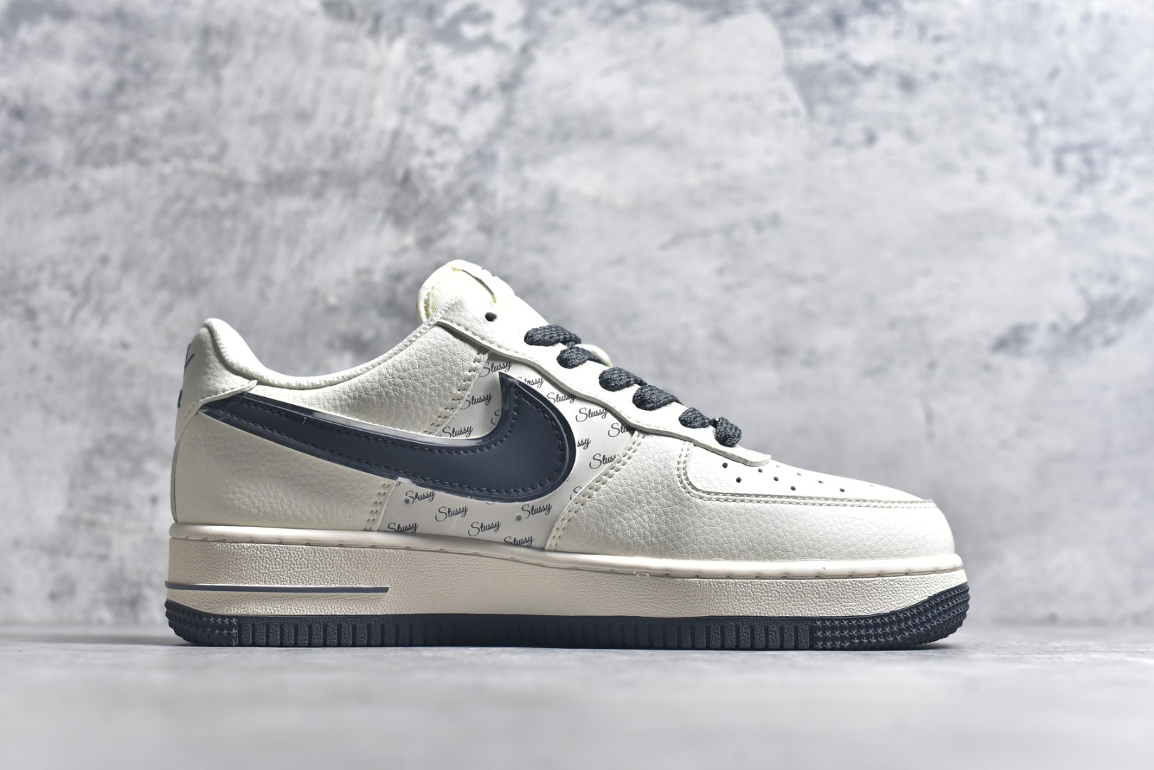 图片[3]-#Nk Air Force 1\’07 Low 斯图西联名-灰英文拼接 空军一号低帮休闲运动板鞋 XZ3328-536 #原楦头原纸板 原装鞋盒 定制五金配件 内置全掌气垫 原厂鞋底 尺码：36 36.5 37.5 38 38.5 39 40 40.5 41 42 42.5 43 44 44.5 45 9.D4-选品中心