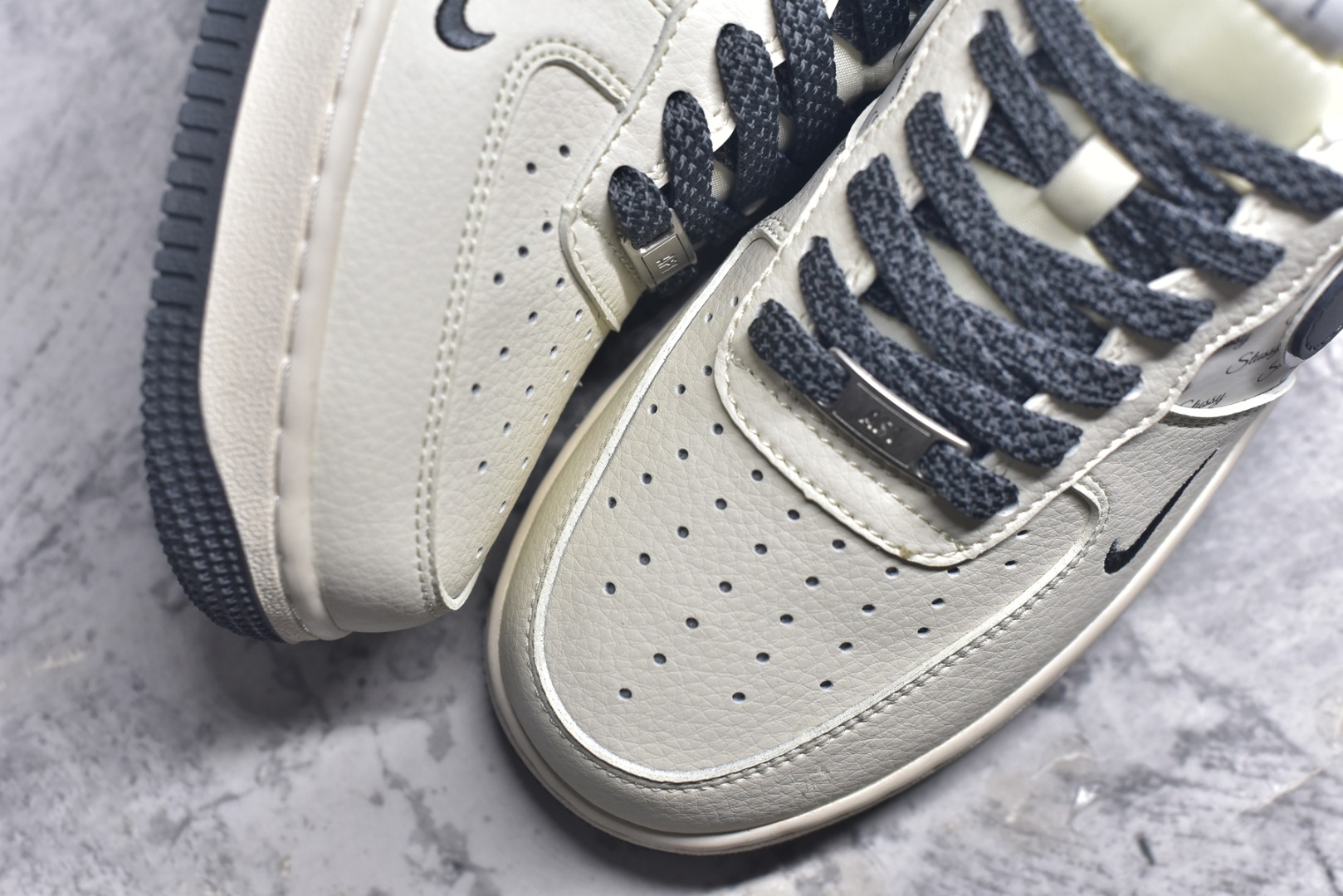 图片[8]-#Nk Air Force 1\’07 Low 斯图西联名-灰英文拼接 空军一号低帮休闲运动板鞋 XZ3328-536 #原楦头原纸板 原装鞋盒 定制五金配件 内置全掌气垫 原厂鞋底 尺码：36 36.5 37.5 38 38.5 39 40 40.5 41 42 42.5 43 44 44.5 45 9.D4-选品中心