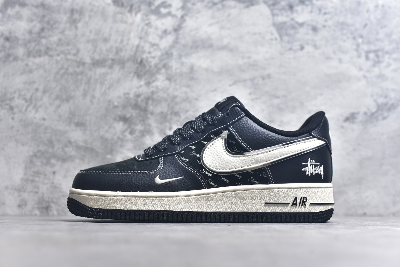 #Nk Air Force 1\’07 Low 斯图西联名-全黑英文 空军一号低帮休闲板鞋 XZ6188-311 #原楦头原纸板 原装鞋盒 定制五金配件 内置全掌气垫 原厂鞋底 尺码：36 36.5 37.5 38 38.5 39 40 40.5 41 42 42.5 43 44 44.5 45 9.D4-选品中心