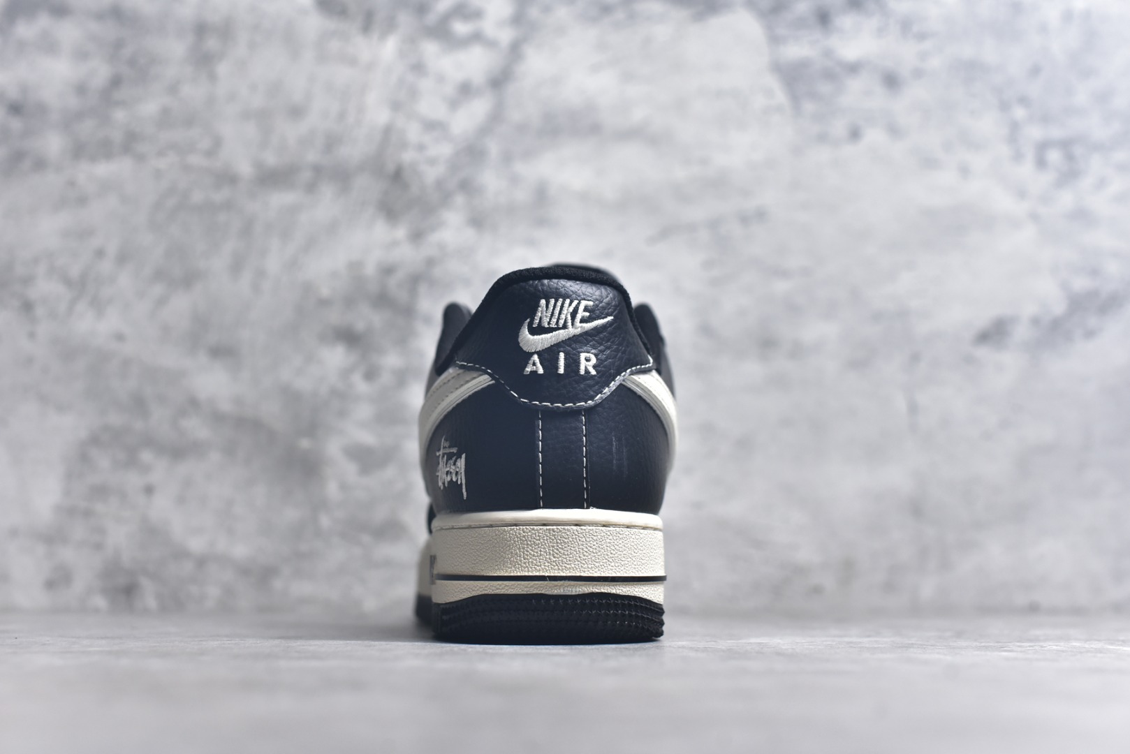 图片[5]-#Nk Air Force 1\’07 Low 斯图西联名-全黑英文 空军一号低帮休闲板鞋 XZ6188-311 #原楦头原纸板 原装鞋盒 定制五金配件 内置全掌气垫 原厂鞋底 尺码：36 36.5 37.5 38 38.5 39 40 40.5 41 42 42.5 43 44 44.5 45 9.D4-选品中心